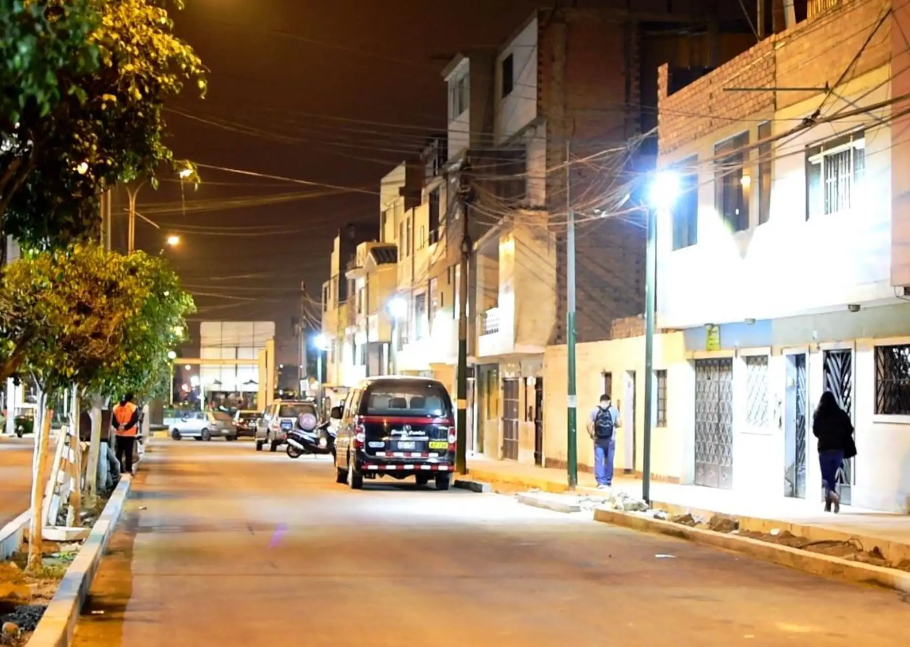 Seguridad ciudadana: mejoran iluminaci�n en calles y parques de Carmen de la Legua | Agencia Andina