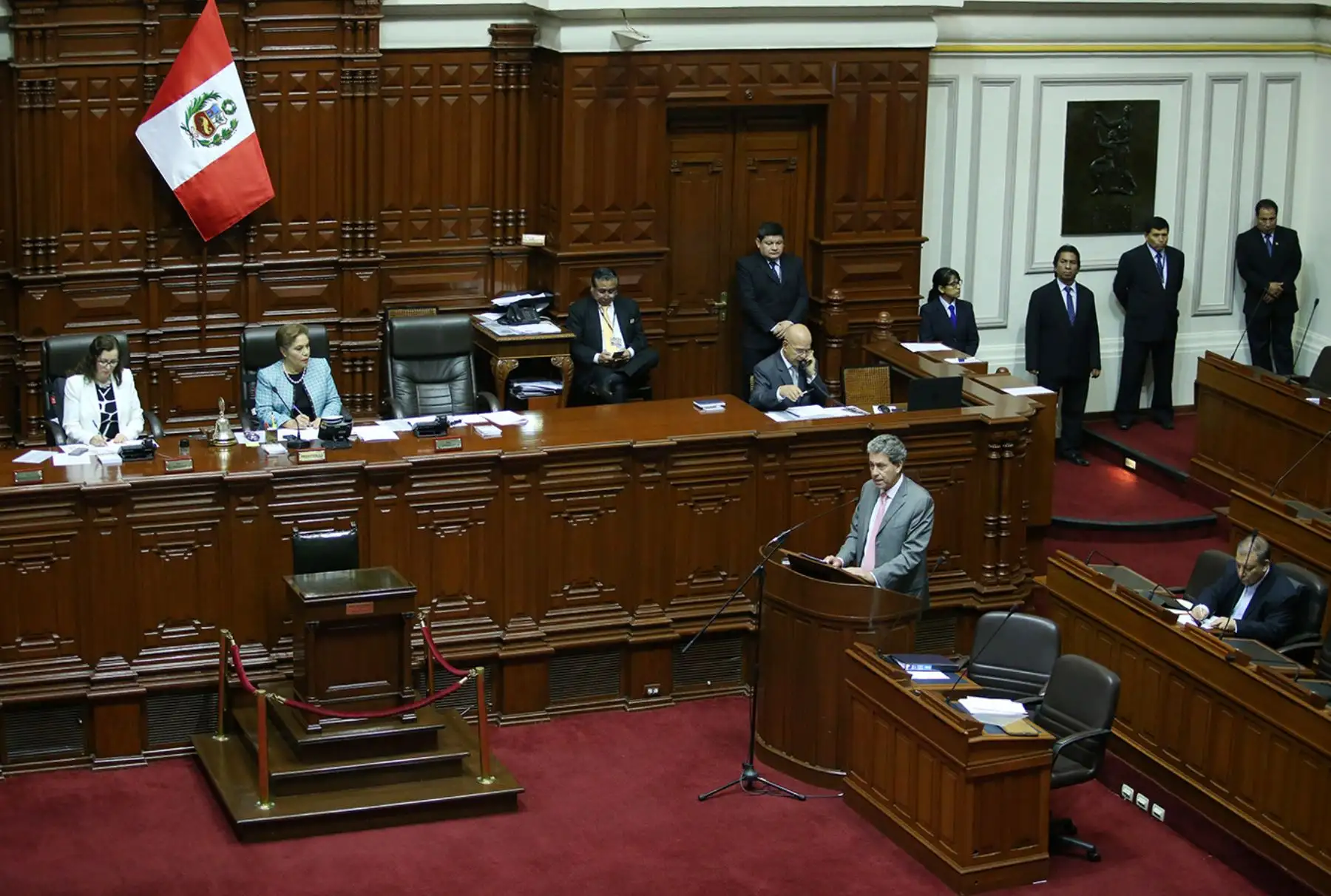 Congreso rechaza pedido de confianza al ministro de Economía, Alfredo Thorne, quien renunció al cargo. El ministro dijo en el Parlamento haber sido grabado y negó presiones al excontralor Edgard Alarcón por Chinchero. Foto: ANDINA/Melina Mejía