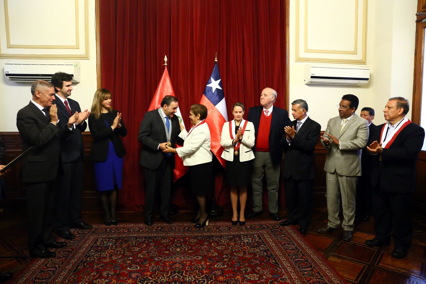 Presidenta del Congreso, Luz Salgado, recibe a presidente de Diputados de Chile, Fidel Espinoza.