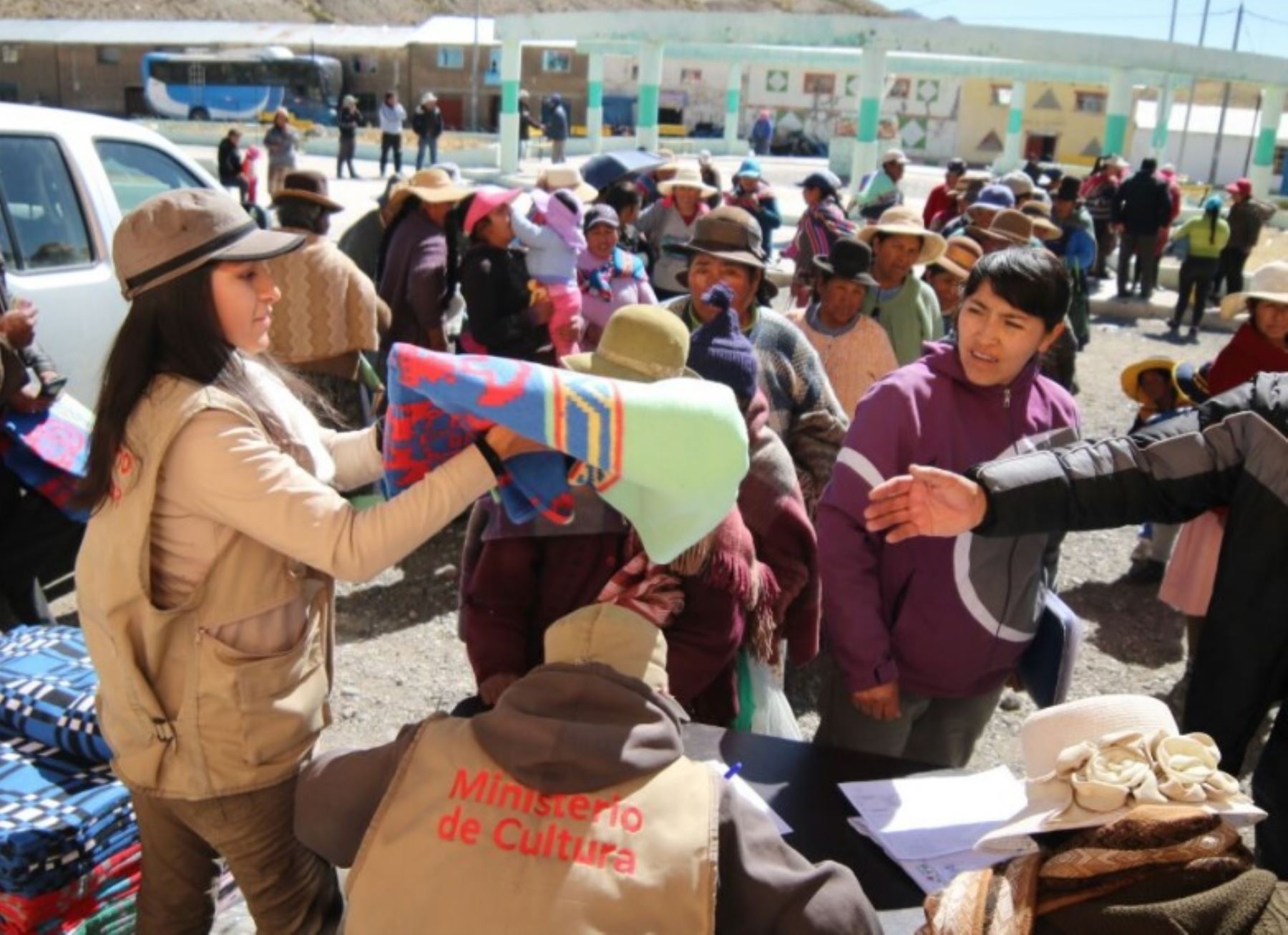 Ministerio de Cultura entrega prendas de abrigo a población de Puno como parte del Plan Antes Perú para hacer frente a las bajas temperaturas.ANDINA/Difusión