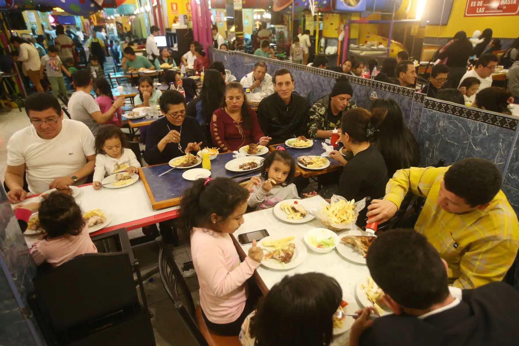 Asegure la validez de las boletas de venta electrónica que reciba por sus consumos en restaurantes y hoteles. ANDINA/archivo