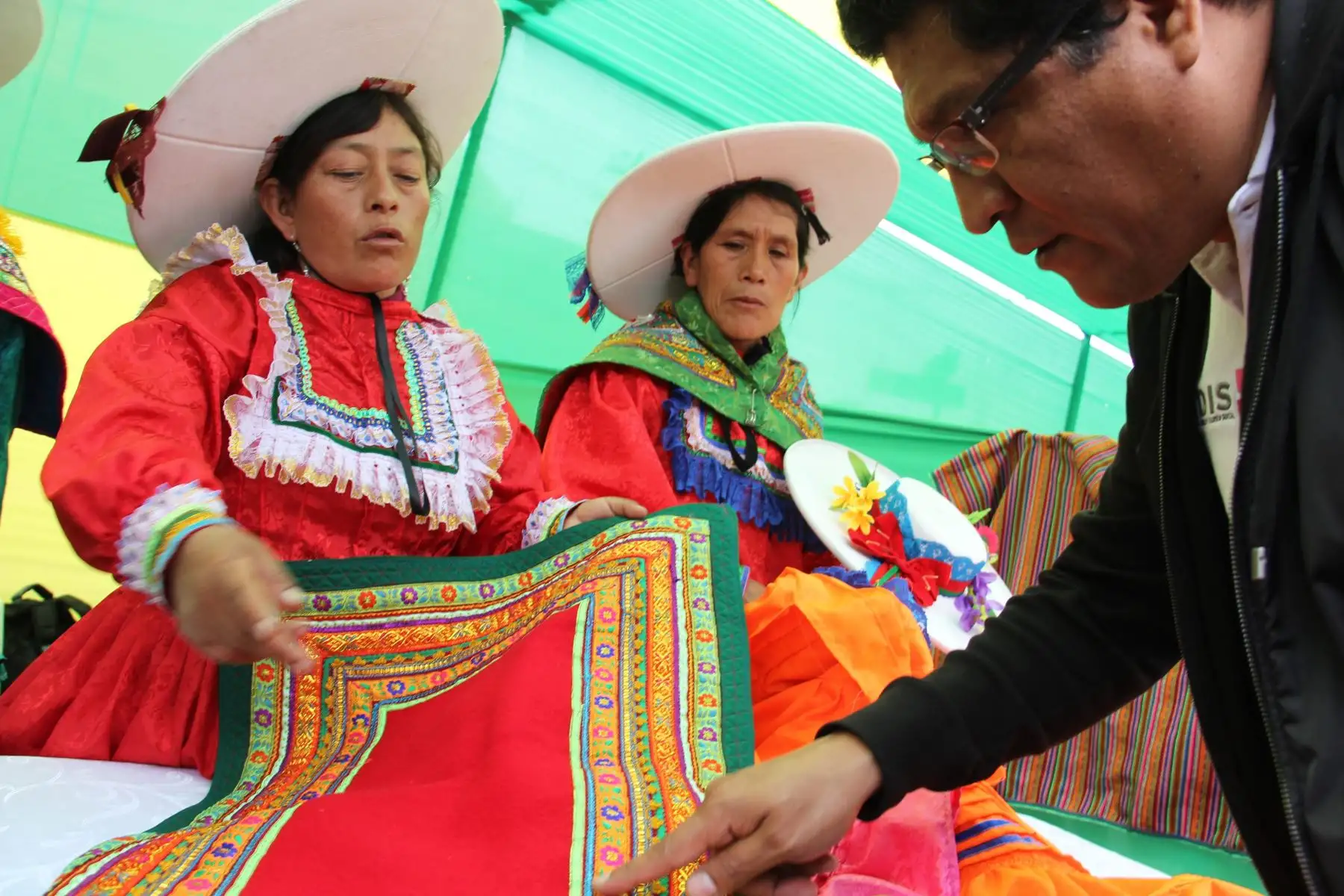 Desde muy temprano llegaron emprendedores de los centros poblados de Maray, Puñún, Tongos, Ucruschaca, Quichas, Rapaz, Viroc, Tinta y Mallay.