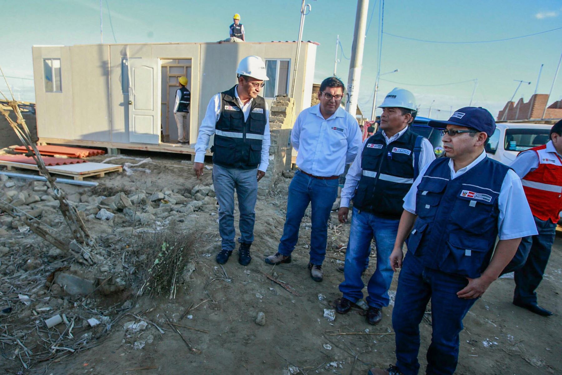 Ministros de Vivienda, Construcción y Saneamiento, Edmer Trujillo inspecciona módulos de vivienda en Lambayeque. Foto: Cortesía MVCS.