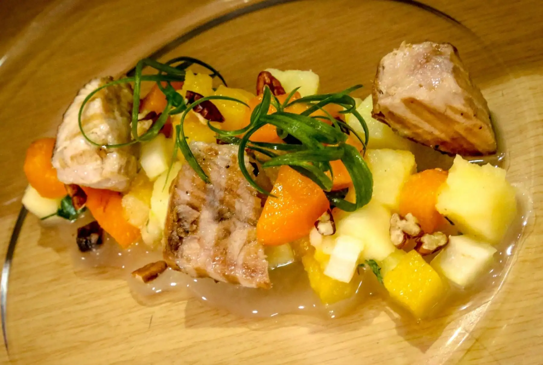 Alimentación saludable: el bonito es un excelente aliado contra la anemia. Preparado con ensalada. Foto: ANDINA/Difusión.