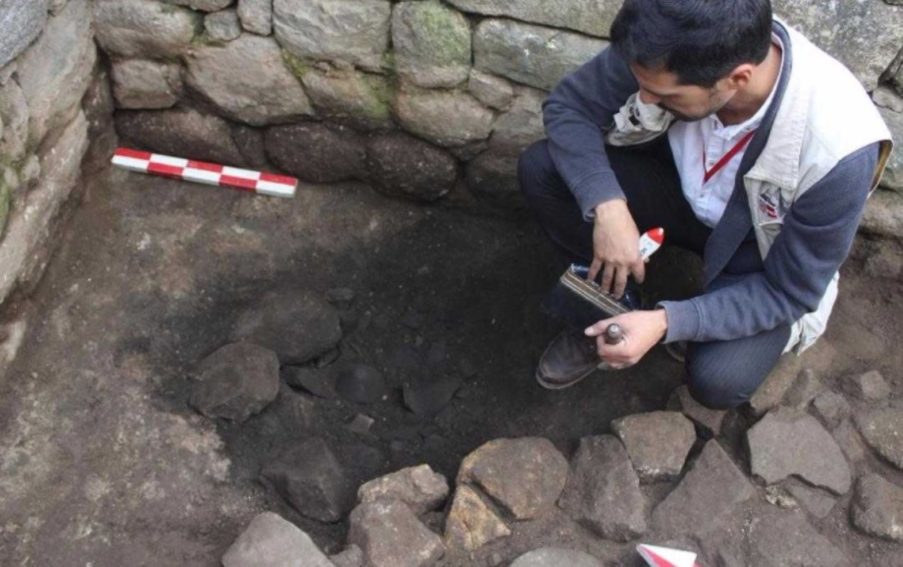 Fragmentos de cerámica inca que habrían sido incinerados después de una ofrenda a la tierra fueron descubiertos por investigadores de la Dirección Desconcentrada de Cultura de Cusco a 30 centímetros de profundidad, en la Sala de los Espejos de la ciudadela de Machu Picchu.