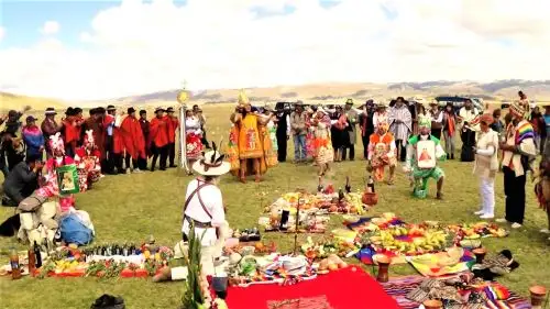 El Inca acompañado de su colla y sus seguidores subieron al Llaqta Pumpu para la rendir tributo al Sol en voces quechuas, ofreciendo en ofrenda el corazón de una llama que fue sacrificada.