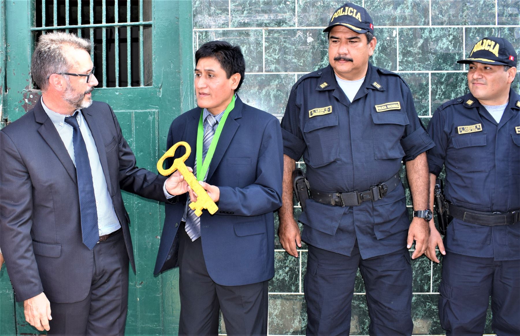 El burgomaestre provincial, Samuel Leyva López, entregó la medalla de la ciudad en reconocimiento al apoyo brindado por la azucarera a la provincia de Ascope durante la emergencia.