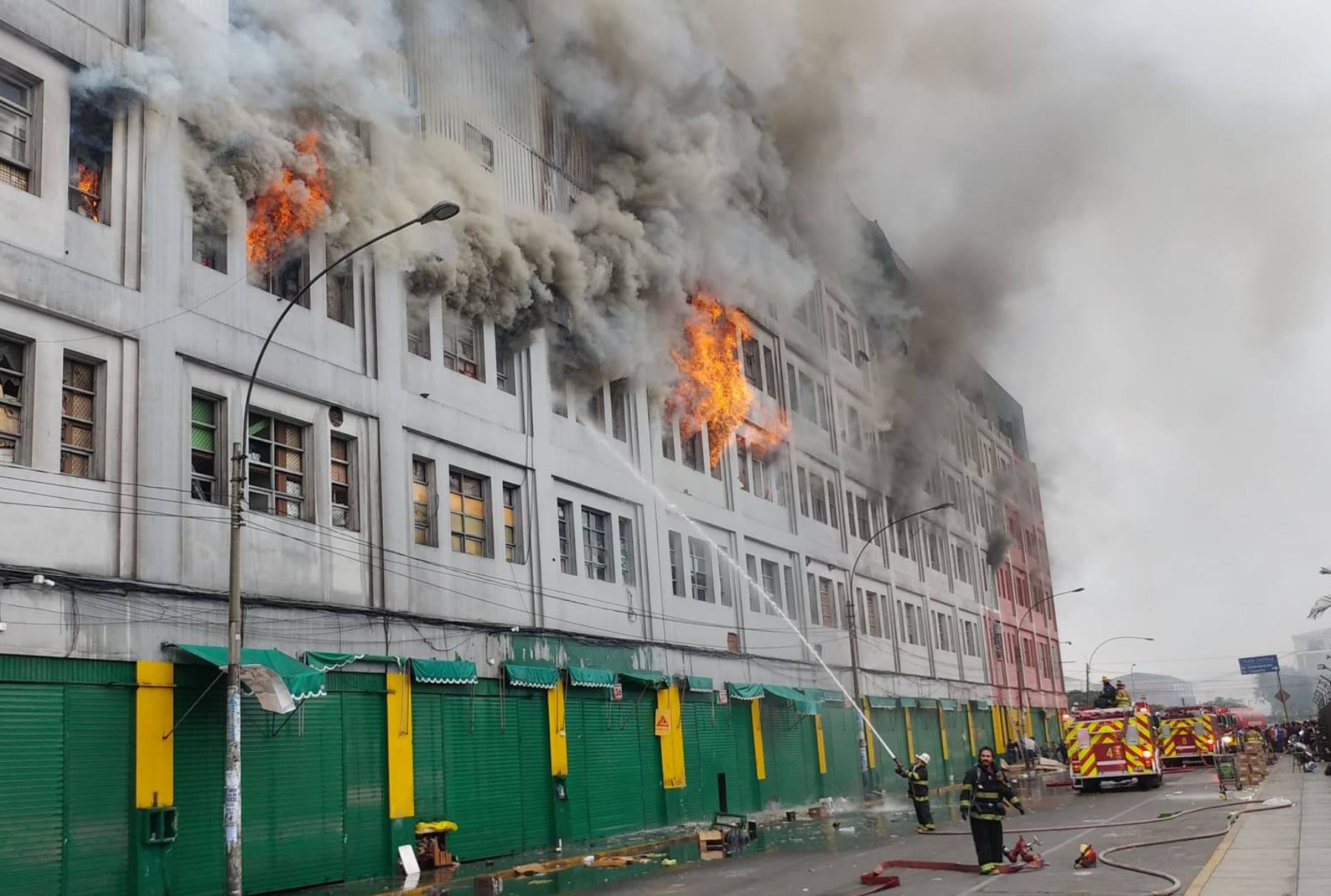 Un incendio se registra en edificio ubicado cerca a la zona comercial Las Malvinas, en el Cercado de Lima. Foto: ANDINA/Eddy Ramos.