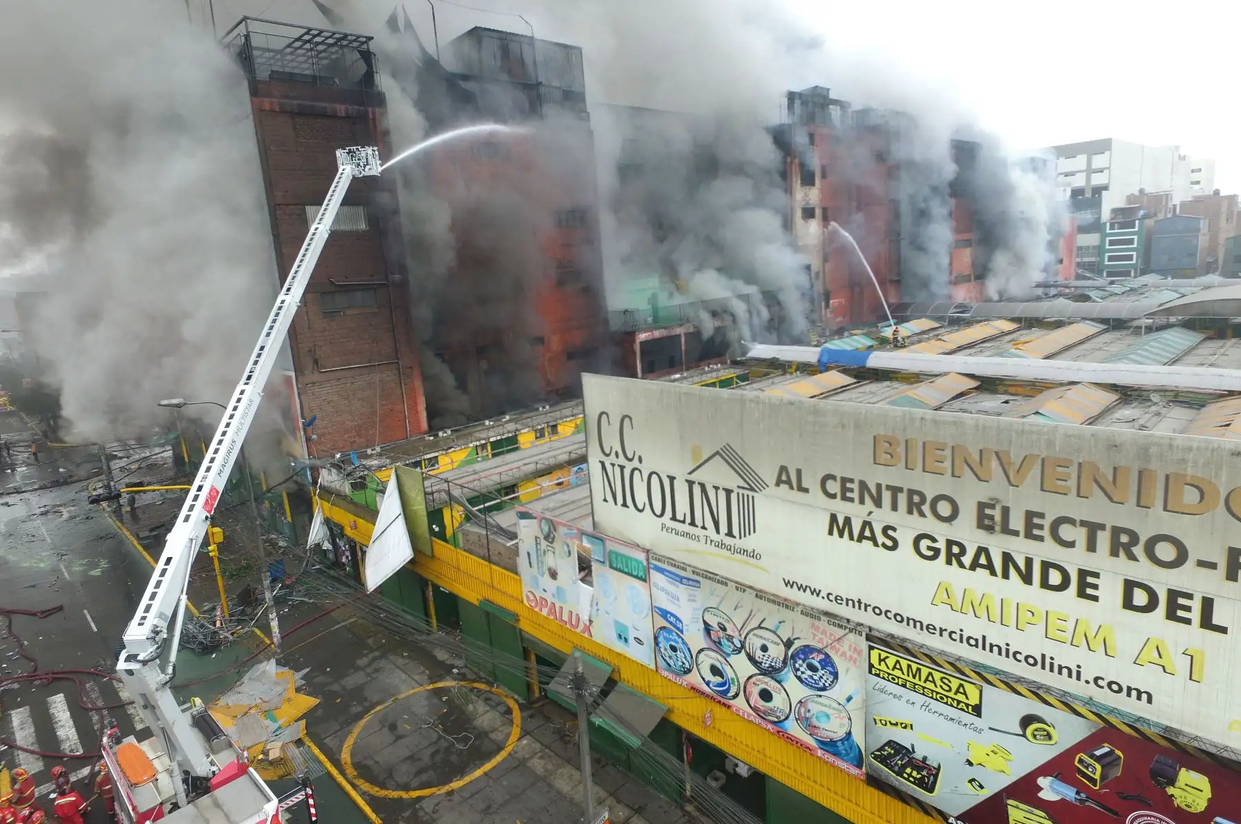 Lima - 22 junio 2017 /Bomberos continúan con el intenso trabajo para controlar el fuego en el incendio de la galería Nicolini, en Las Malvinas. Foto: ANDINA/Jhony Laurente