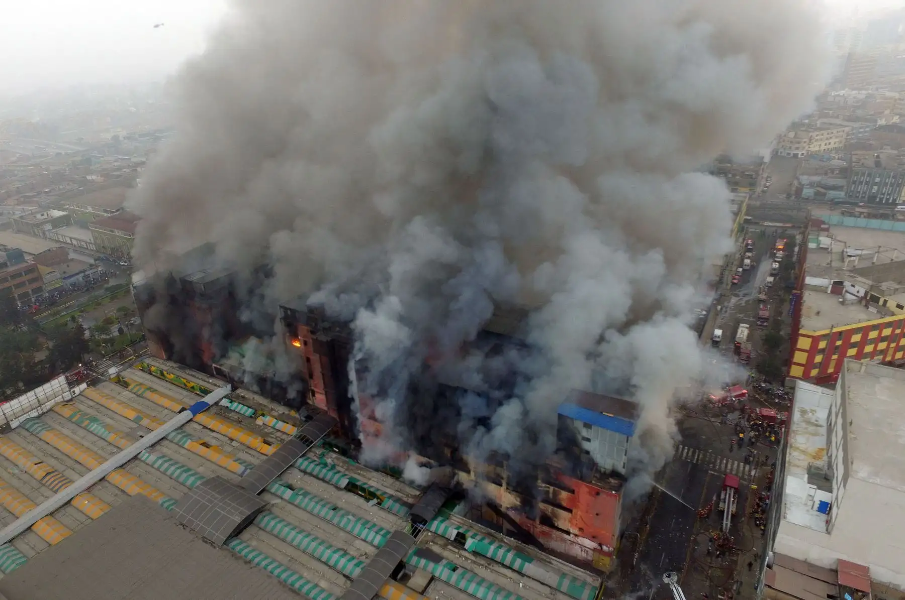 Lima - 22 junio 2017 Bomberos continúan con el intenso trabajo para controlar el fuego en el incendio de la galería Nicolini, en Las Malvinas. Foto: ANDINA/Jhony Laurente