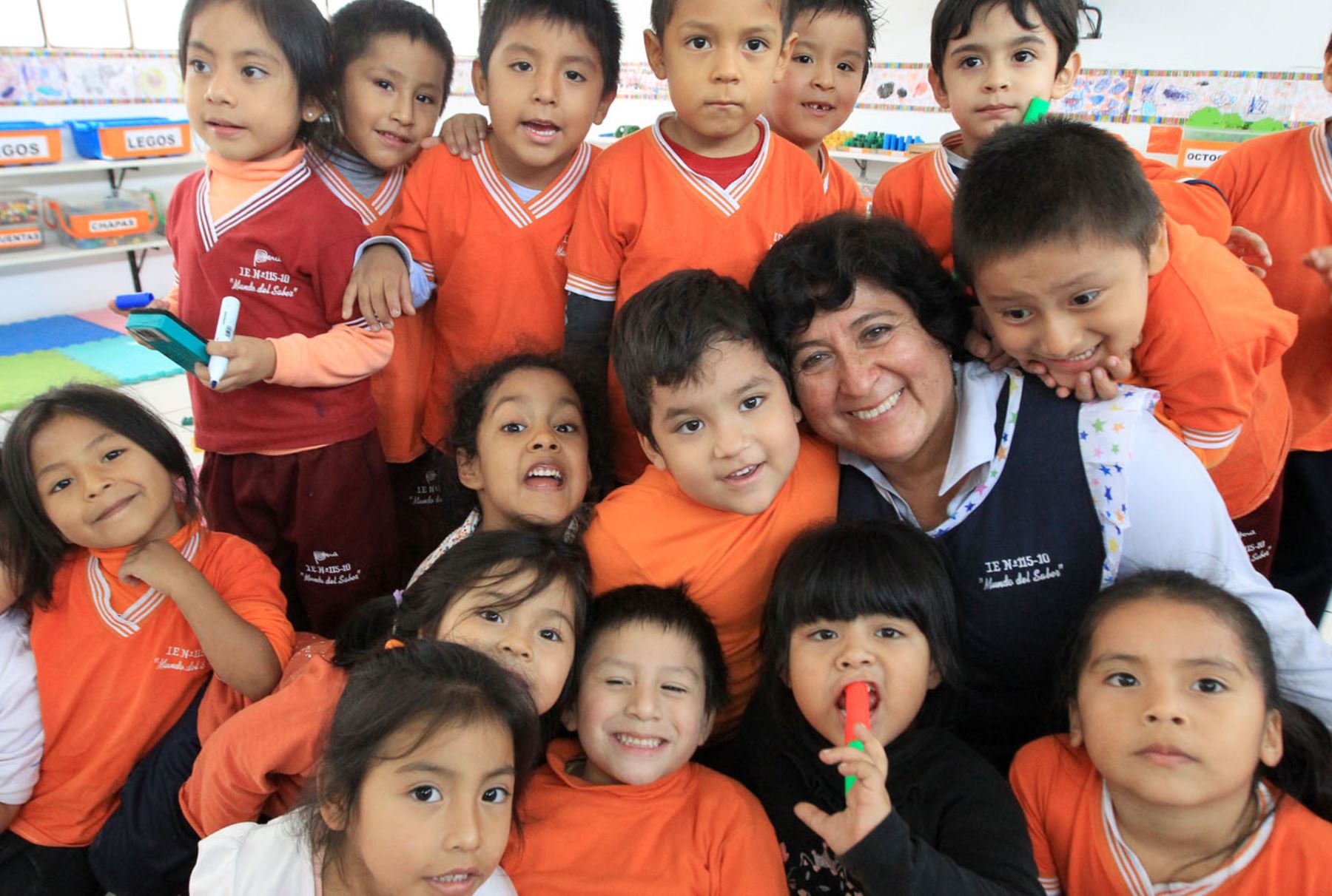 Directora Carmen Najarro Febres, enseña con creativa pedagogía a niños y niñas de educación inicial. ANDINA/Héctor Vinces