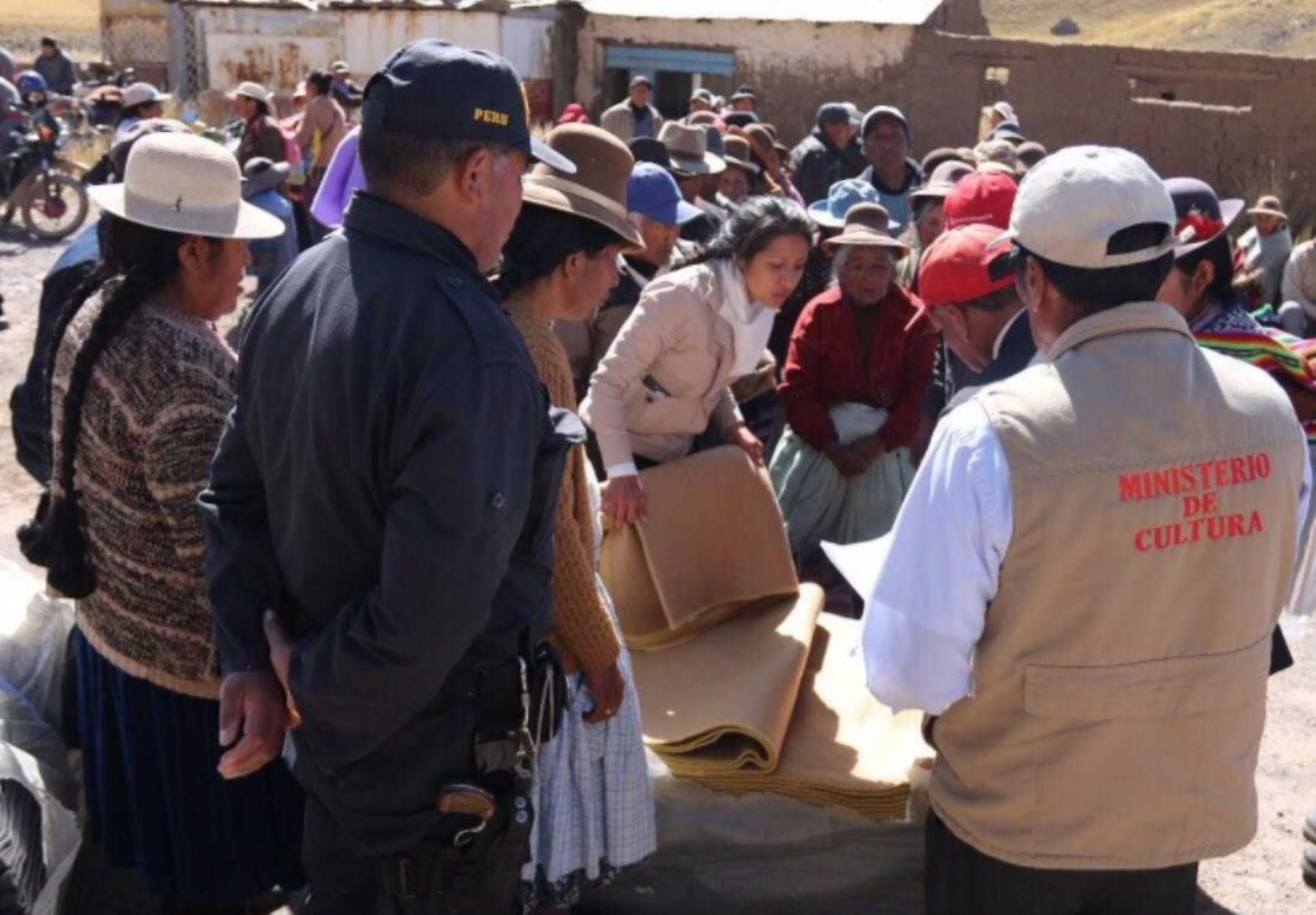 El Ministerio de Cultura supervisó la entrega de kits de abrigo y vacunas en 13 distritos de la región Puno, como parte del Plan Nacional Antes Perú