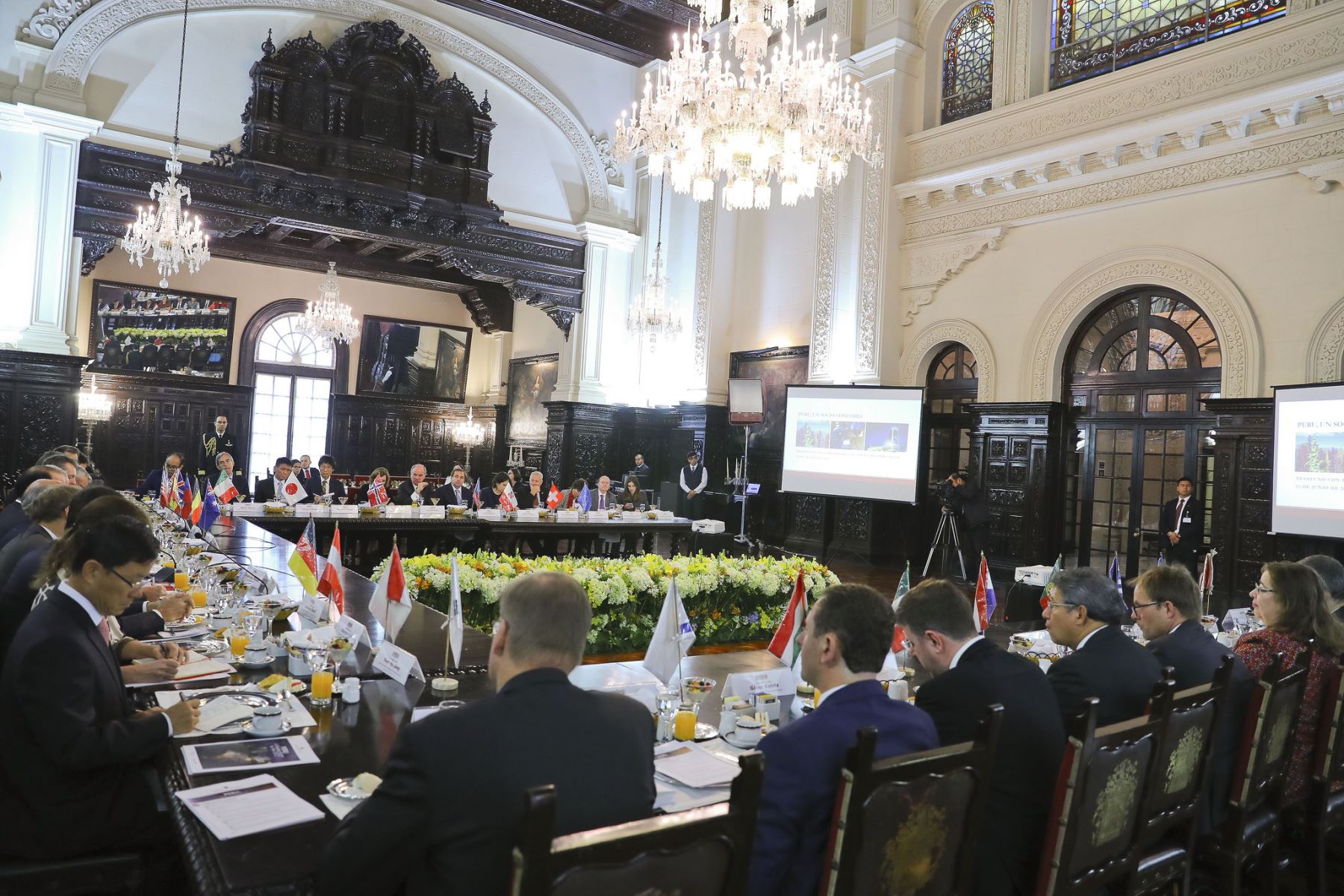 Mandatario Kuczynski sostiene reunión de trabajo con representantes de la OCDE en Palacio de Gobierno