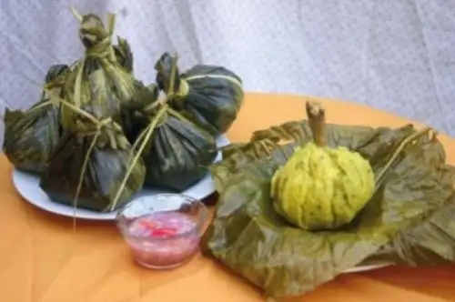 El juane, el plato de bandera amazónico y más consumido en la Fiesta de San Juan, es un sabroso potaje preparado con arroz, huevos cocidos, gallina y especias envueltas y cocidas en una hoja de bijao, la cual simboliza la cabeza de San Juan Bautista. ANDINA/Difusión