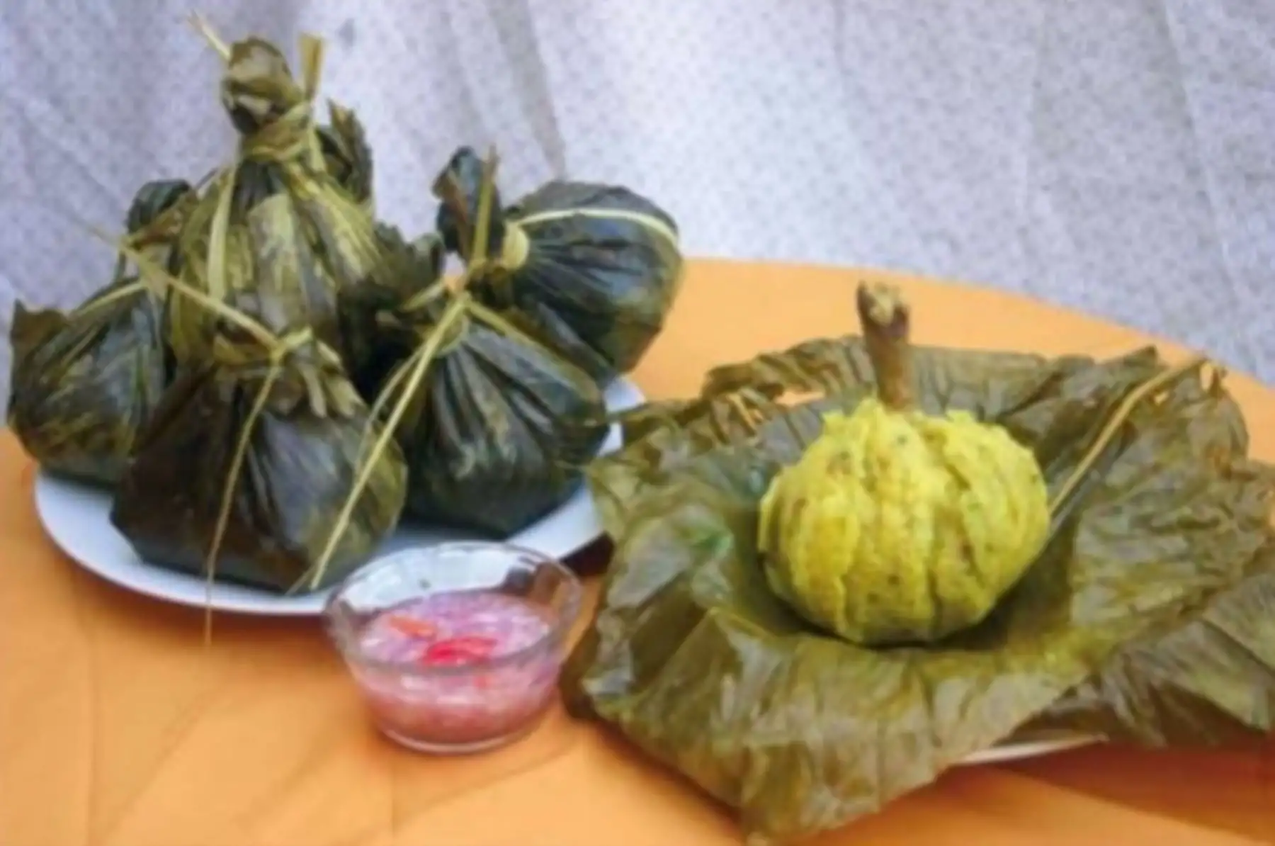 El juane, el plato de bandera amazónico y más consumido en la Fiesta de San Juan, es un sabroso potaje preparado con arroz, huevos cocidos, gallina y especias envueltas y cocidas en una hoja de bijao, la cual simboliza la cabeza de San Juan Bautista. ANDINA/Difusión