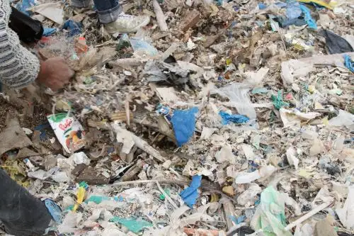 Personal edil recogió cartones, plásticos, botellas y otros envases desechados por los comerciantes.ANDINA/Difusión