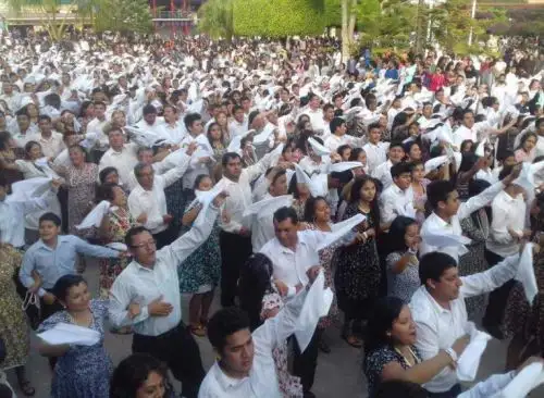 Desde hoy la Pandilla de Moyobamba ingresó al Libro de los Récord Guinness como el baile folclórico peruano más grande del mundo, al reunir a 1,585 parejas de danzantes en la interpretación de esta tradicional expresión del arte popular amazónico.