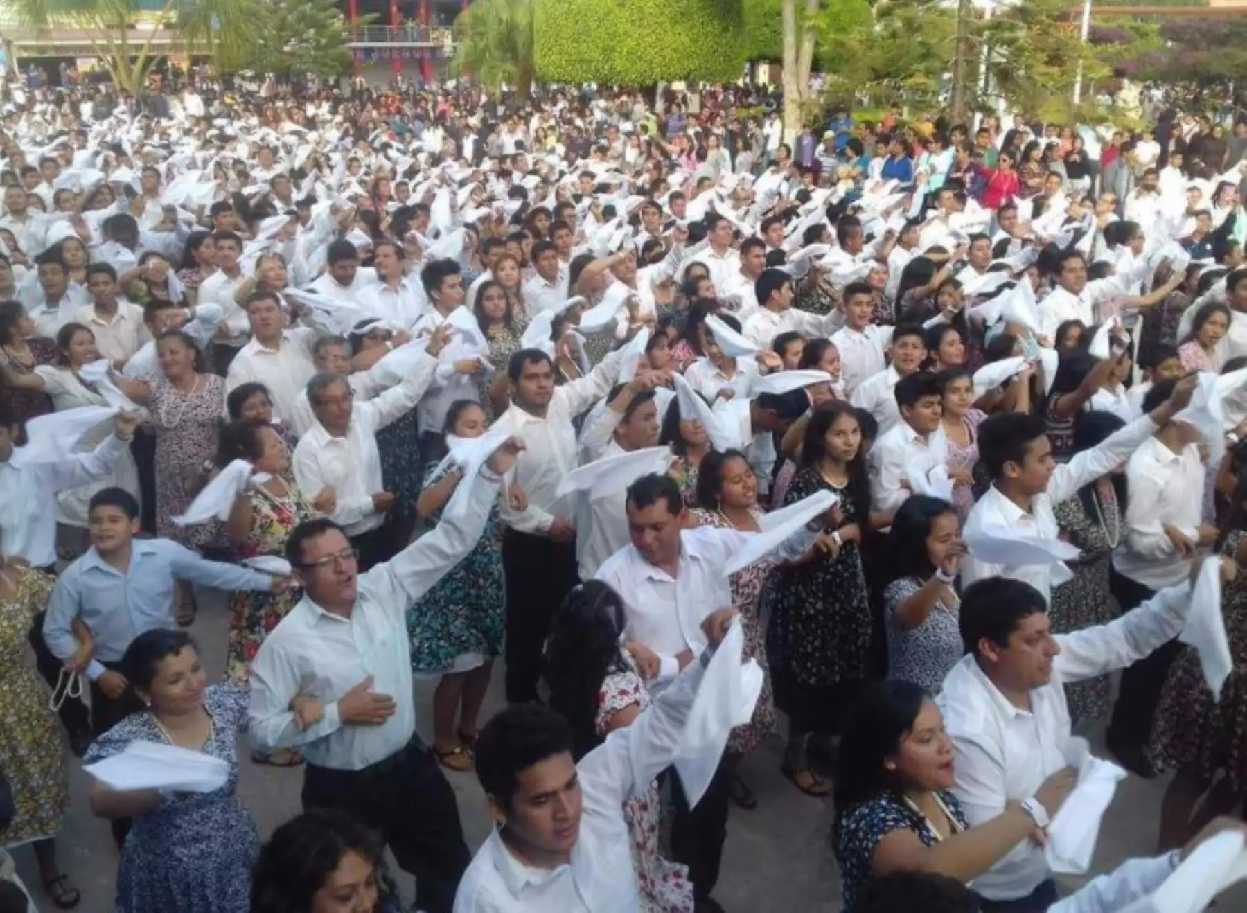 Desde hoy la Pandilla de Moyobamba ingresó al Libro de los Récord Guinness como el baile folclórico peruano más grande del mundo, al reunir a 1,585 parejas de danzantes en la interpretación de esta tradicional expresión del arte popular amazónico.