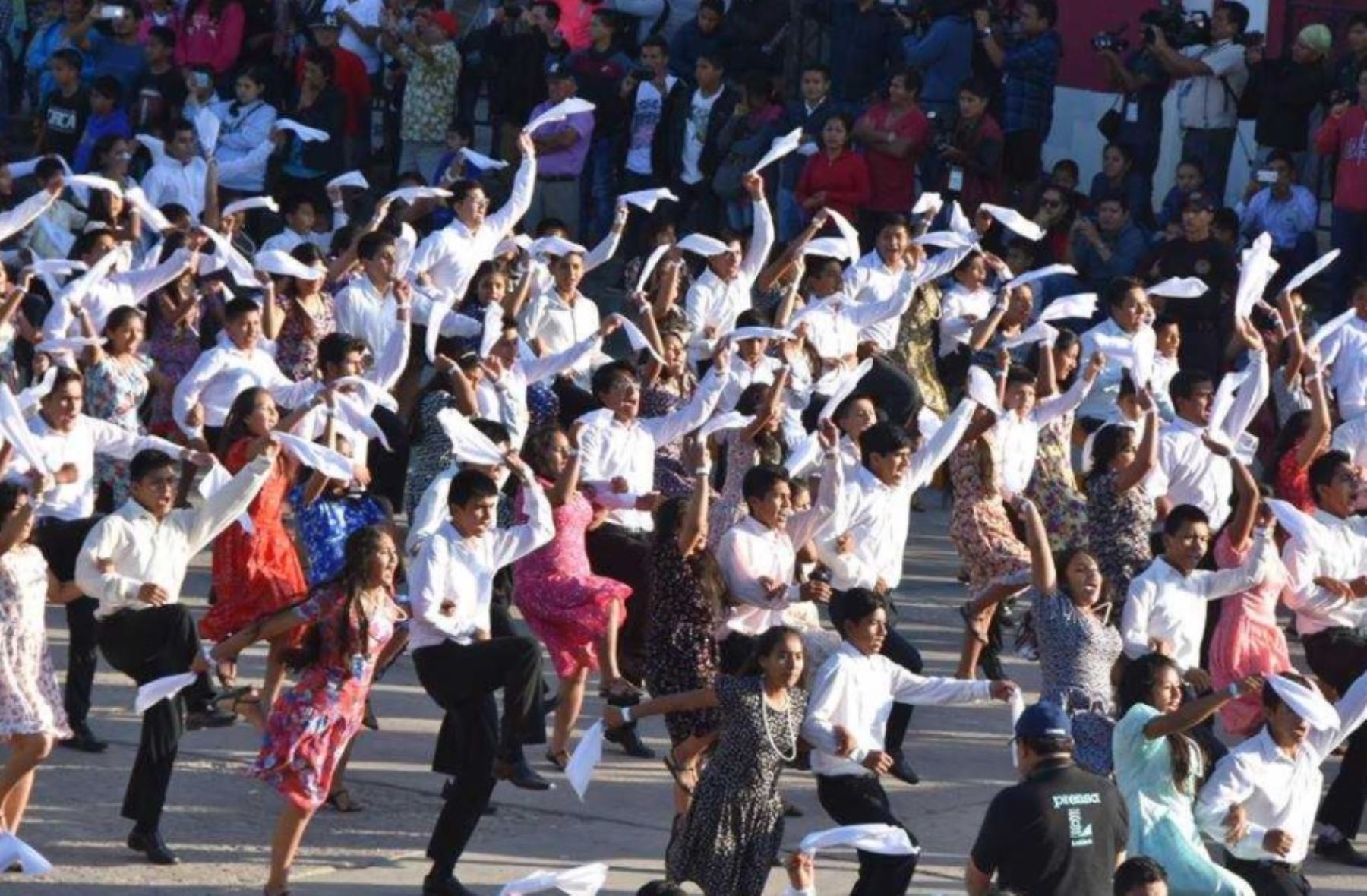 Desde hoy la Pandilla de Moyobamba ingresó al Libro de los Récord Guinness como el baile folclórico peruano más grande del mundo, al reunir a 1,585 parejas de danzantes en la interpretación de esta tradicional expresión del arte popular amazónico.