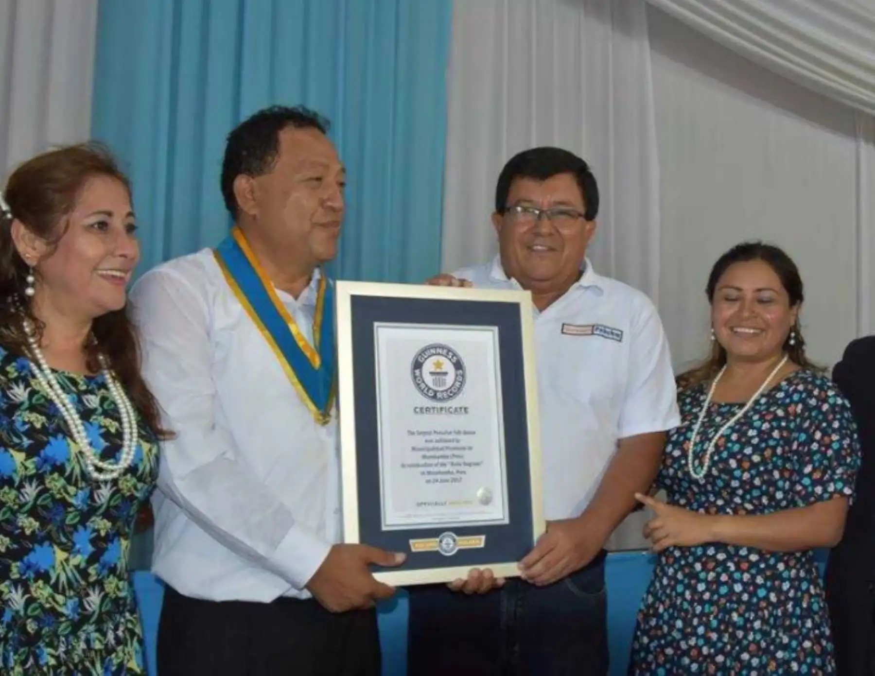 El gobernador regional de San Martín, Víctor Noriega, recibe la certificación del Récord Guinness para la Pandilla de Moyobamba como el baile folclórico peruano más grande del mundo, al reunir a 1,585 parejas de danzantes en la interpretación de esta tradicional expresión del arte popular amazónico.