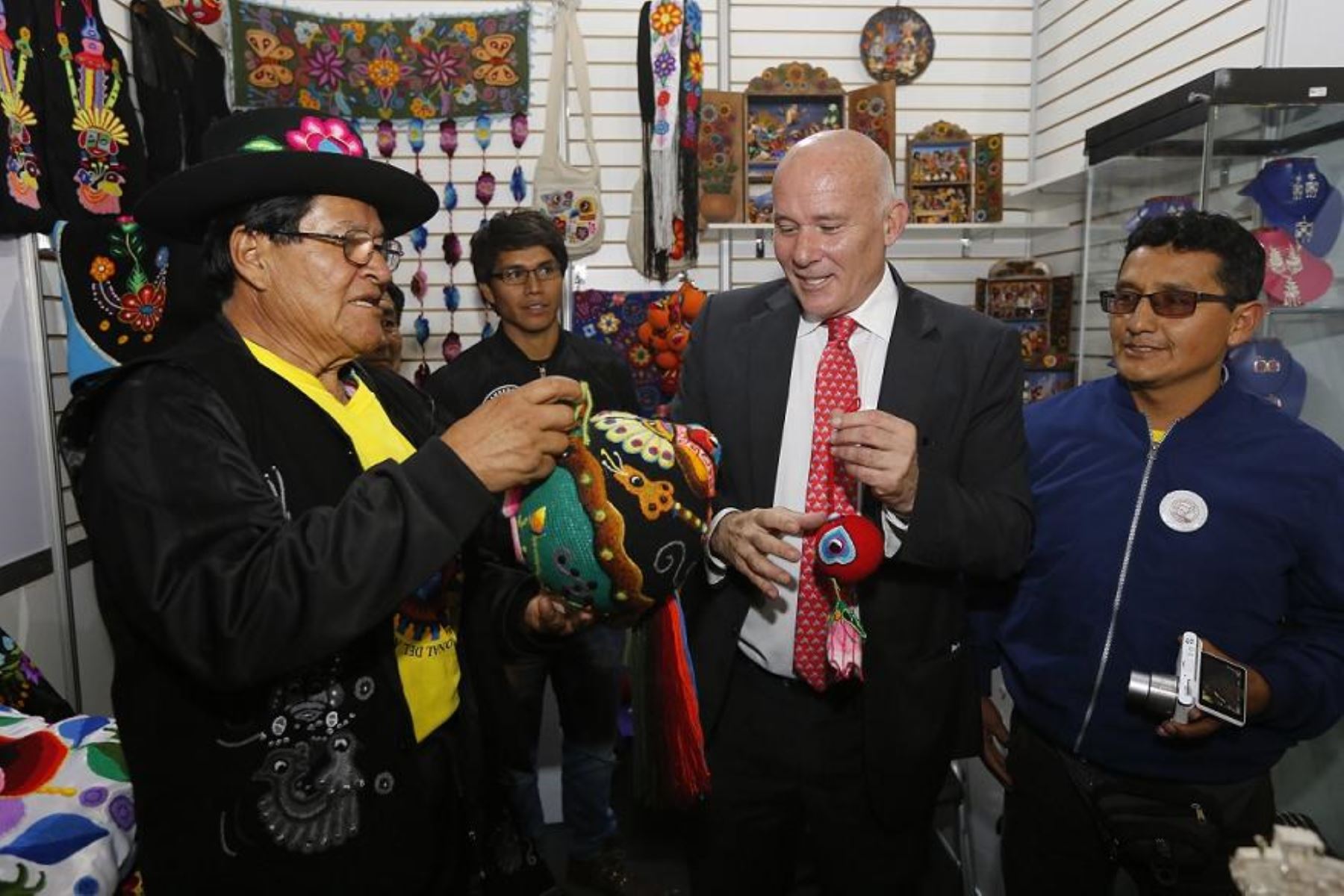 MInistro de Comercio Exterior y Turismo, Eduardo Ferreyros, aprecia los trabajos de los artesanos en la Feria Nacional "De Nuestras Manos". Foto: Cortesía Mincetur.