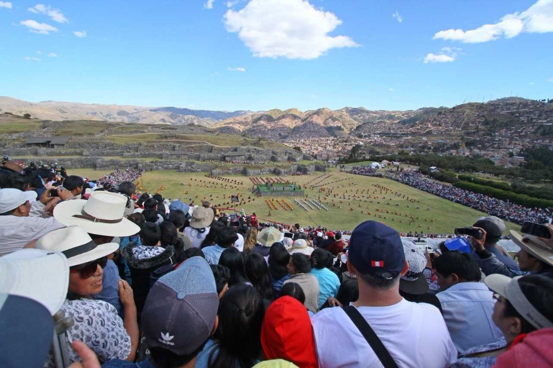 Miles de cusqueños, turistas nacionales y extranjeros vibraron de emoción con la tradicional escenificación del Inti Raymi en la explanada del parque arqueológico de Sacsayhuamán.