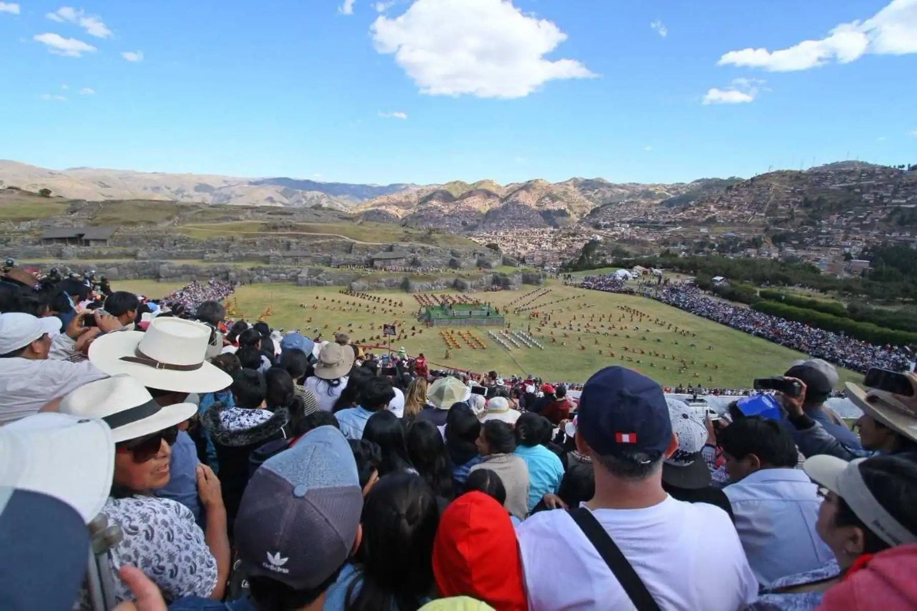 Miles de cusqueños, turistas nacionales y extranjeros vibraron de emoción con la tradicional escenificación del Inti Raymi en la explanada del parque arqueológico de Sacsayhuamán.