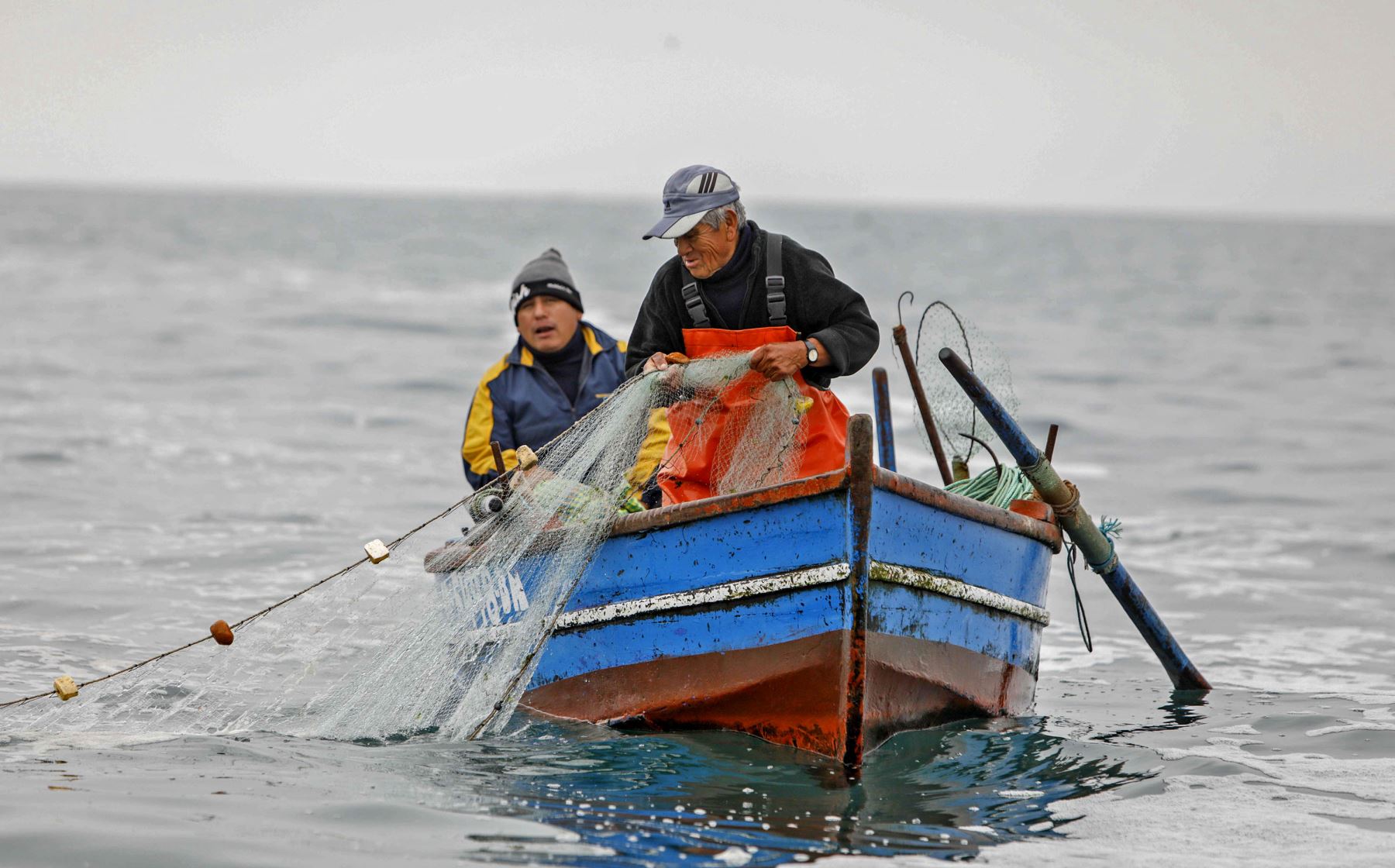 Pescador artesanal en plena faena. Foto: Cortesía Ministerio de la Producción.