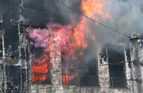 Se reavivó el fuego en galería Nicolini. Foto: ANDINA/Oscar Farje
