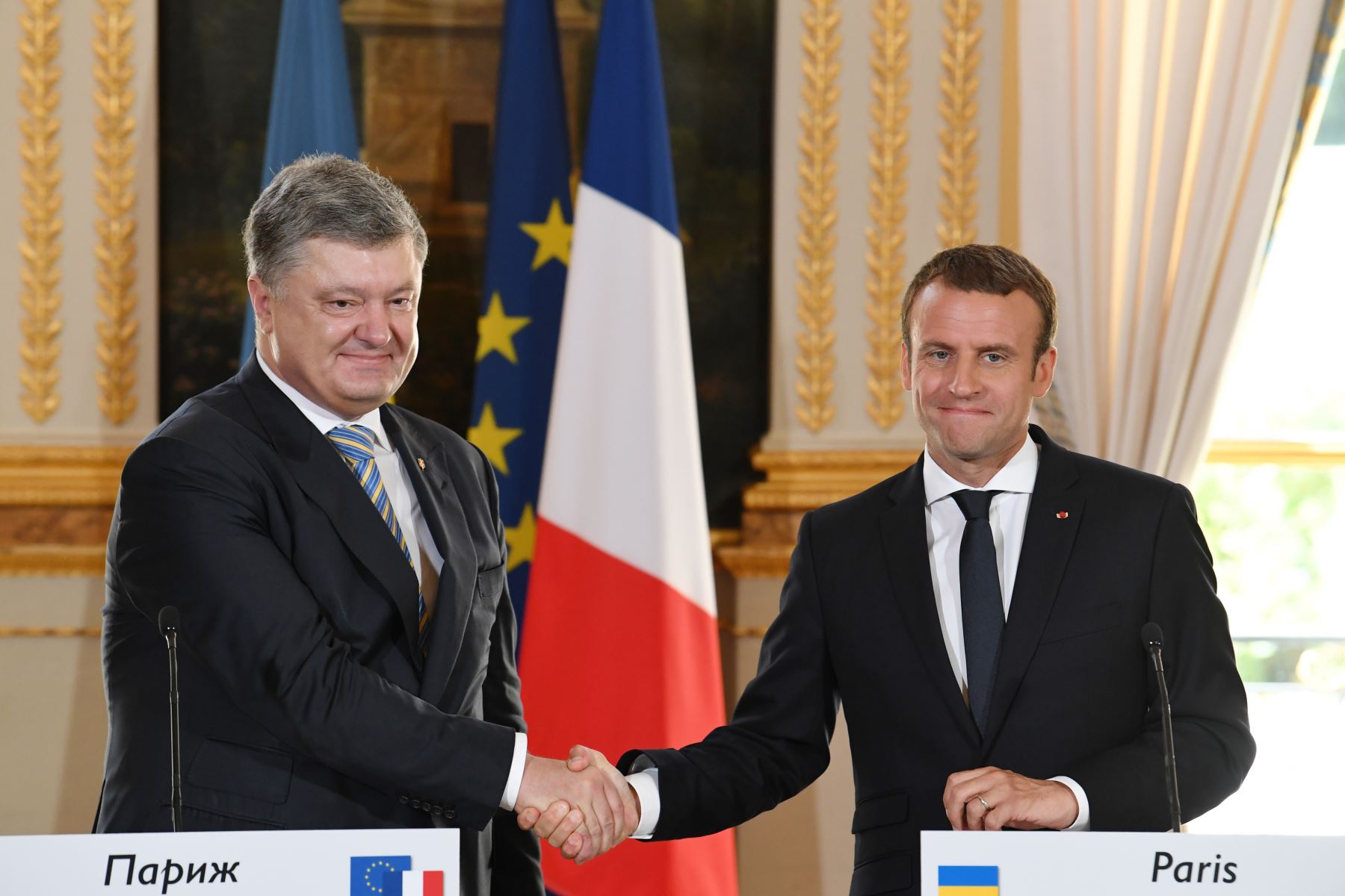 Presidente de Ucrania, Petro Poroshenko y su homólogo francés, Emmanuel Macron. Foto: AFP.