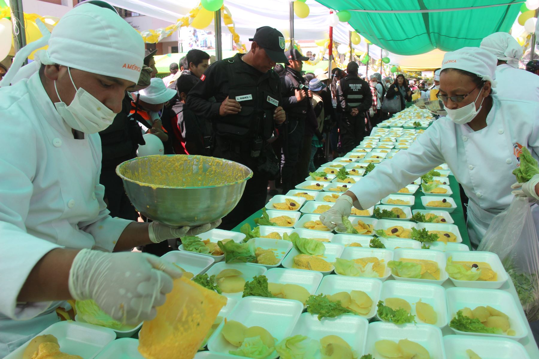 Más de 10,000 personas degustaron papa a la huancaína durante festival en Huancayo. ANDINA/Pedro Tinoco