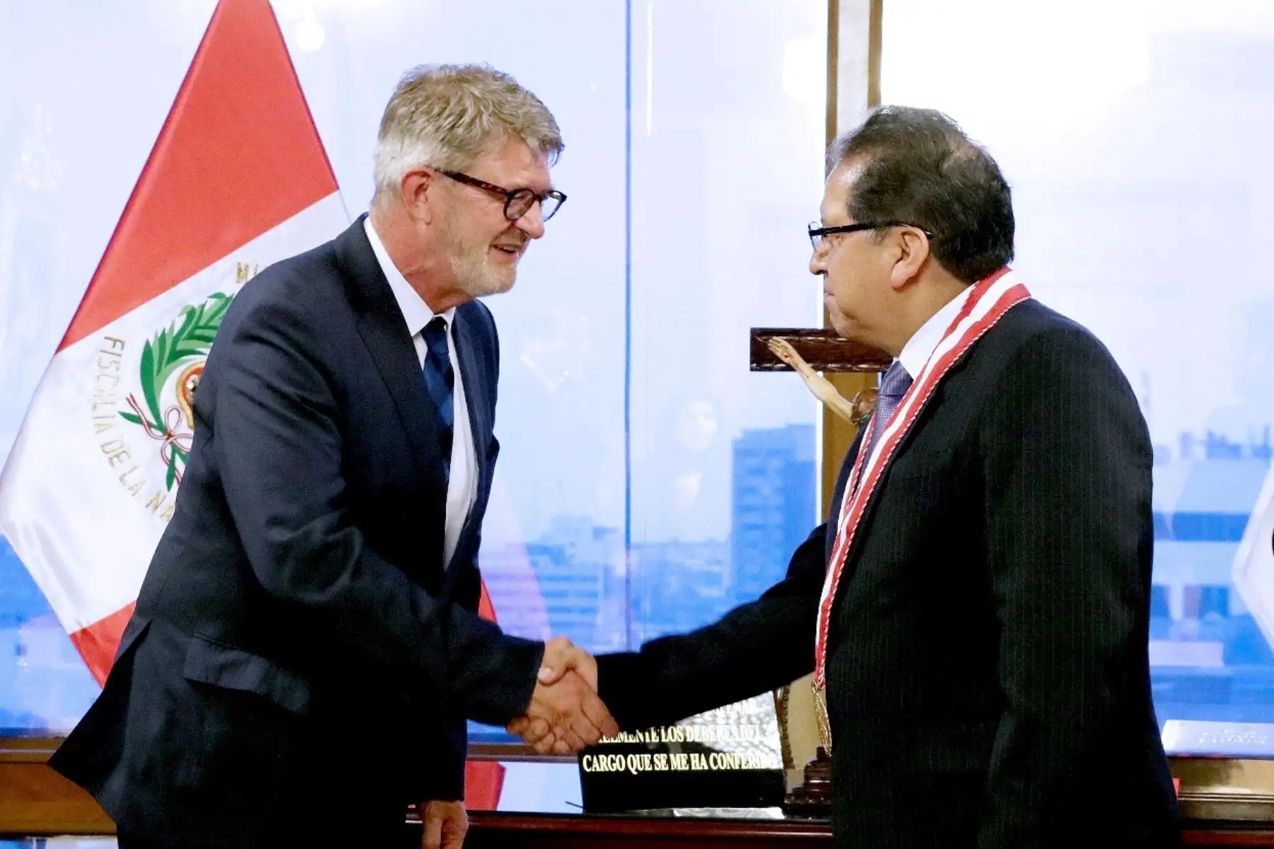 Pablo Sánchez recibió a exfiscal suizo Stefan Lenz.