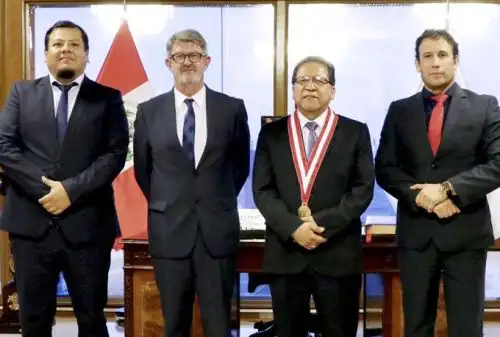 Exfiscal suizo, Stefan Lenz (el segundo de izquierda a derecha) es asesor externo de la Fiscalía para el caso Odebrecht.