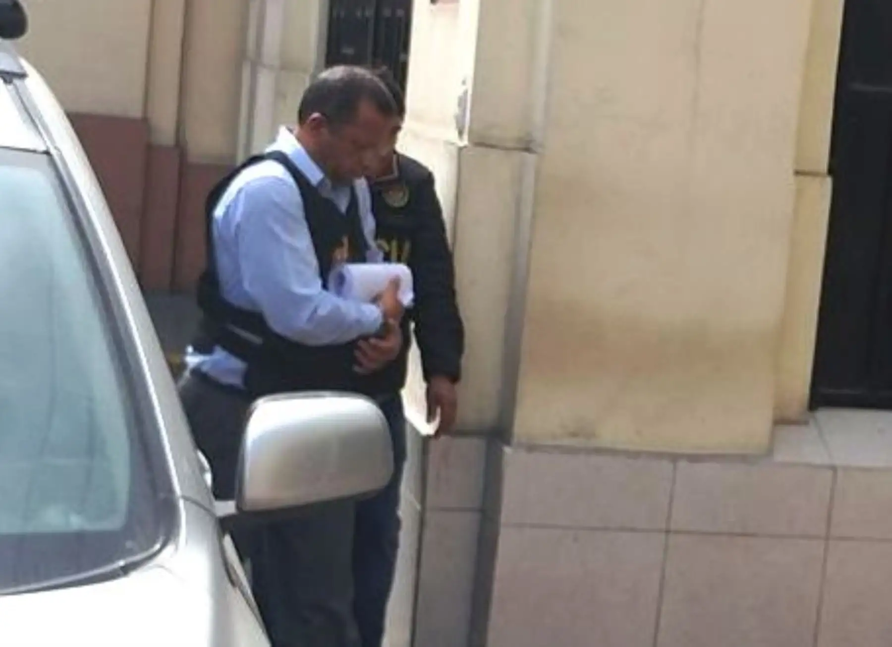 Director Nacional de Seguridad del Inpe, Sergio Haro, integraría organización criminal los Babys de Oquendo. Momentos en que es traslado al calabozo de la Dircote. Foto: ANDINA.
