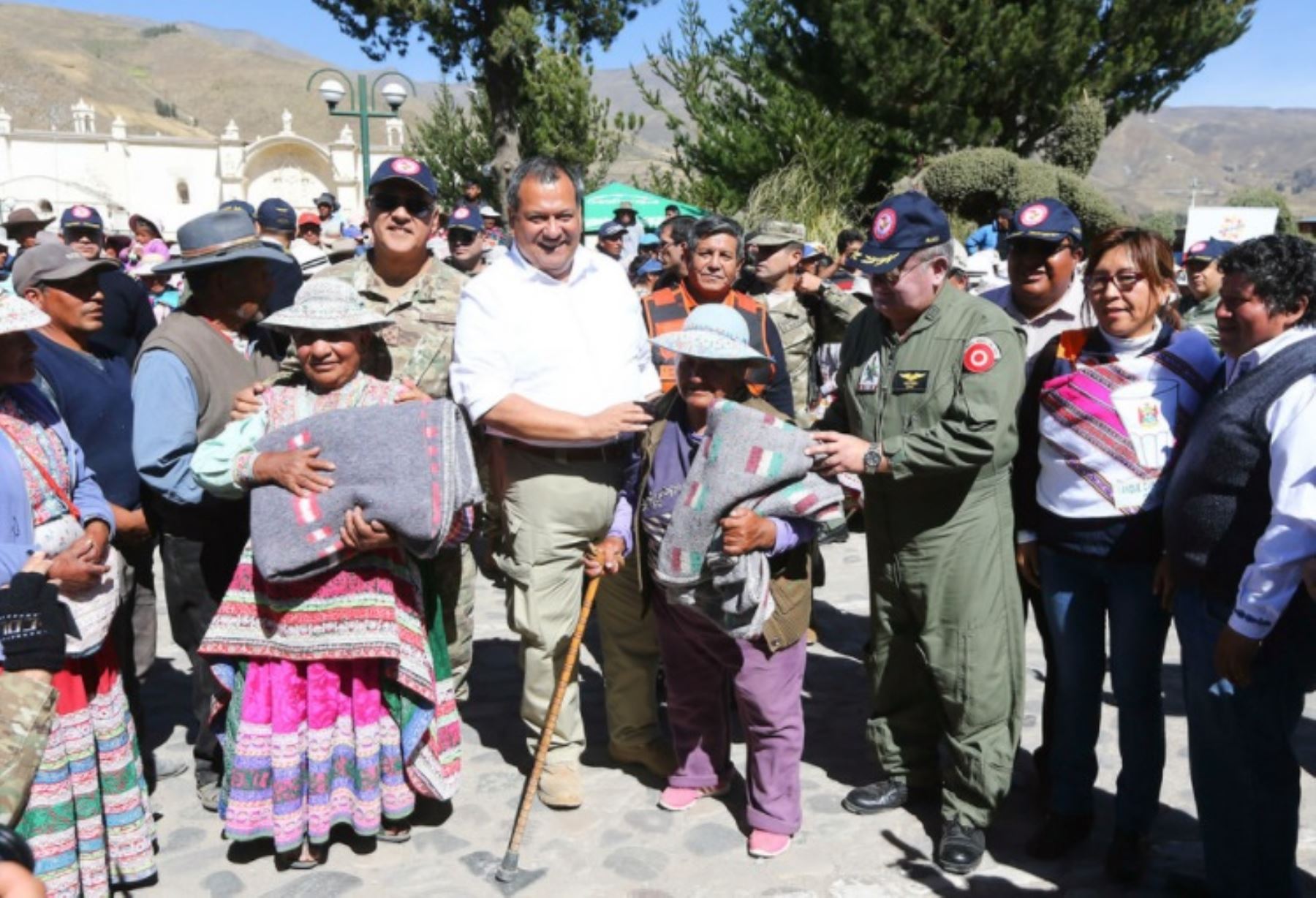 Ministro de Defensa, Jorge Nieto Montesinos, llegó al distrito de Yanque, provincia de Caylloma, en Arequipa, para supervisar esta operación que se viene desarrollando en las regiones de Arequipa, Tacna, Cusco, Puno y Moquegua con el empleo de 10 aviones y cuatro helicópteros.