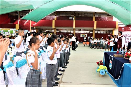 El Juez de Paz Escolar es el estudiante de tercero o cuarto de secundaria elegido por la Junta de Estudiantes, por votación directa, para aplicar la conciliación en los conflictos que se presenten en la convivencia escolar, con la finalidad de lograr que los estudiantes resuelvan sus problemas de forma voluntaria y pacífica. ANDINA/ Corte Superior de Justicia del Callao.