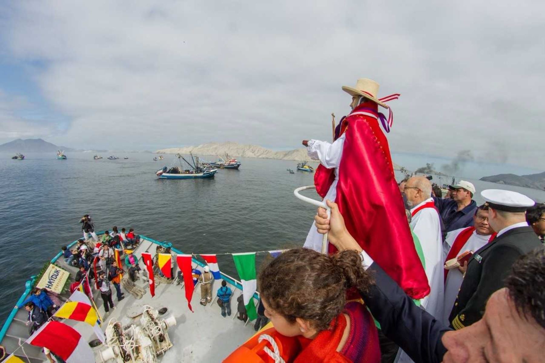 La procesión de “San Pedrito” por la bahía de Chimbote, se realiza con la presencia de la feligresía y de turistas nacionales e internacionales.