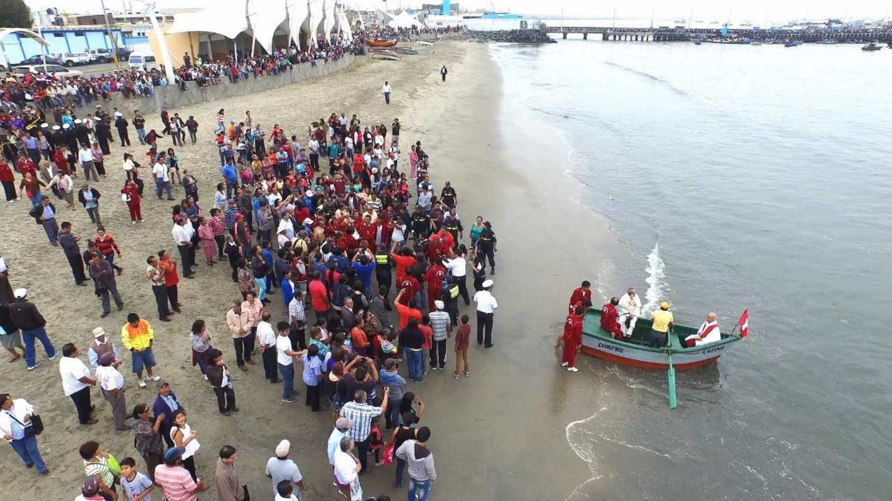 La procesión de “San Pedrito” por la bahía de Chimbote, se realiza con la presencia de la feligresía y de turistas nacionales e internacionales.