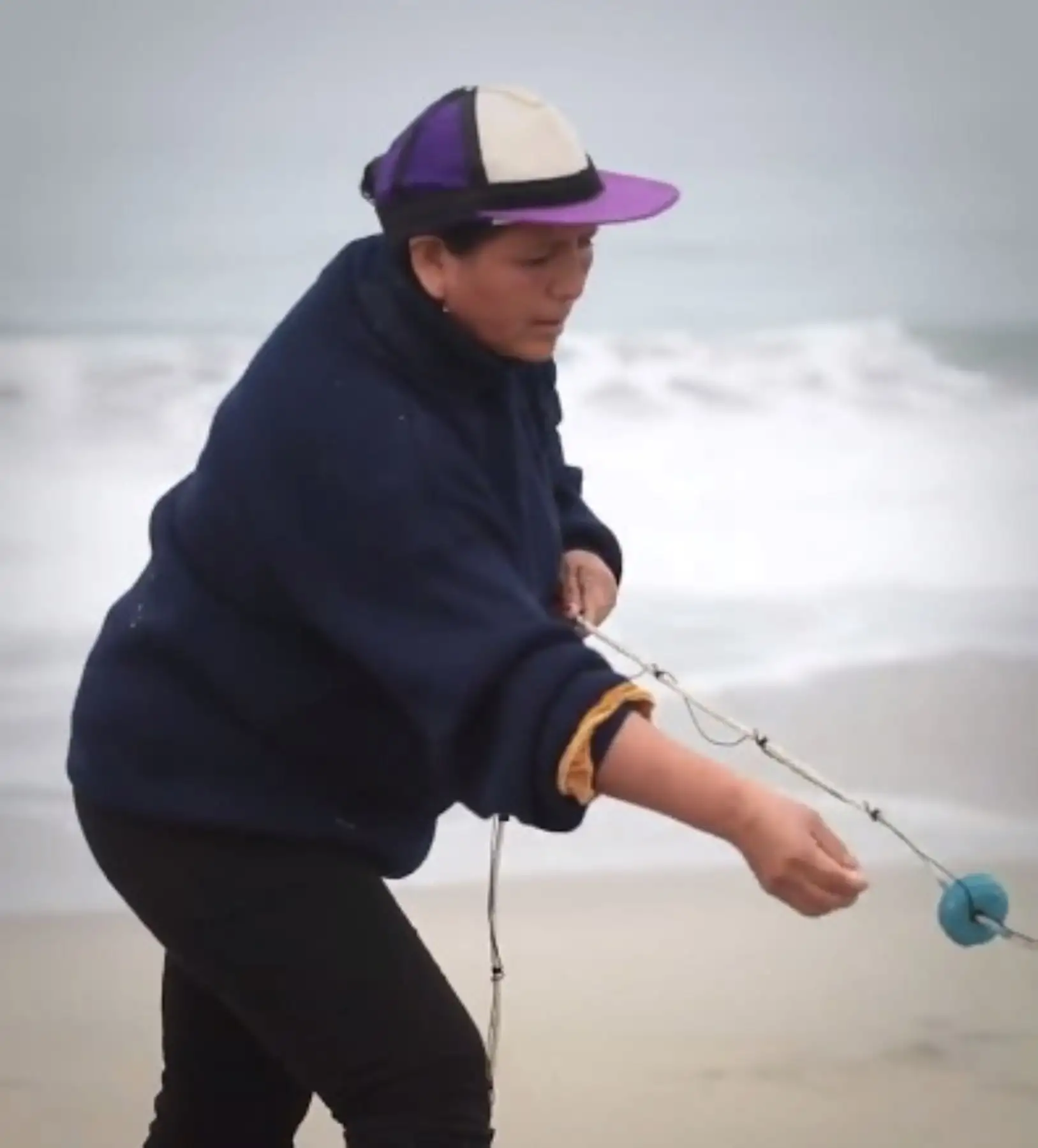 Hoy más de 44,000 pescadores artesanales peruanos celebran el Día del pescador, y entre ellos destacan más de 1,300 mujeres que cada día se aventuran al mar, ríos, lagos y lagunas del país para extraer los recursos hidrobiológicos que les permiten sostener económicamente a sus familias.