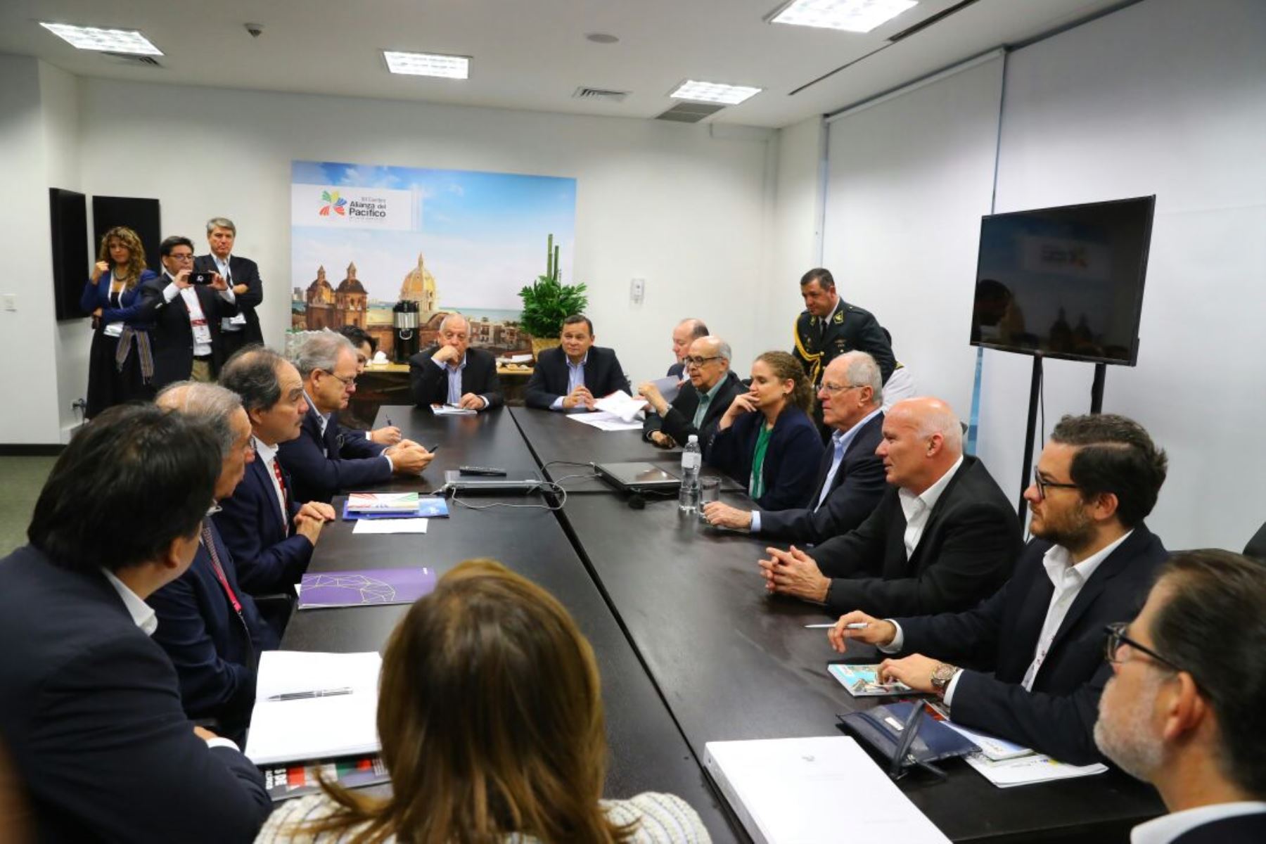 Presidente Pedro Pablo Kuczynski, se reúne con empresarios peruanos en el marco de la cumbre de la Alianza del Pacífico en Colombia.