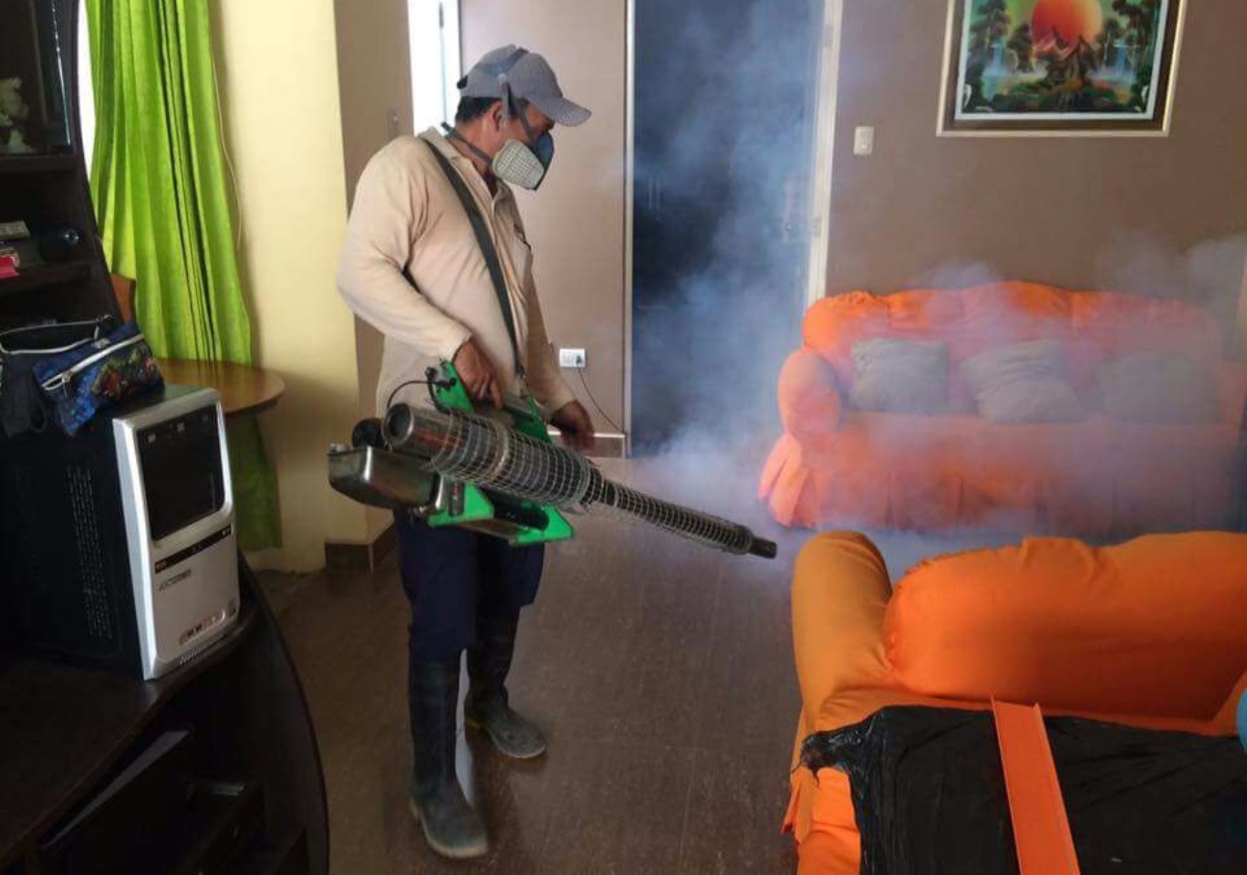Fumigación de viviendas para prevenir dengue, zika y chikunguña. ANDINA