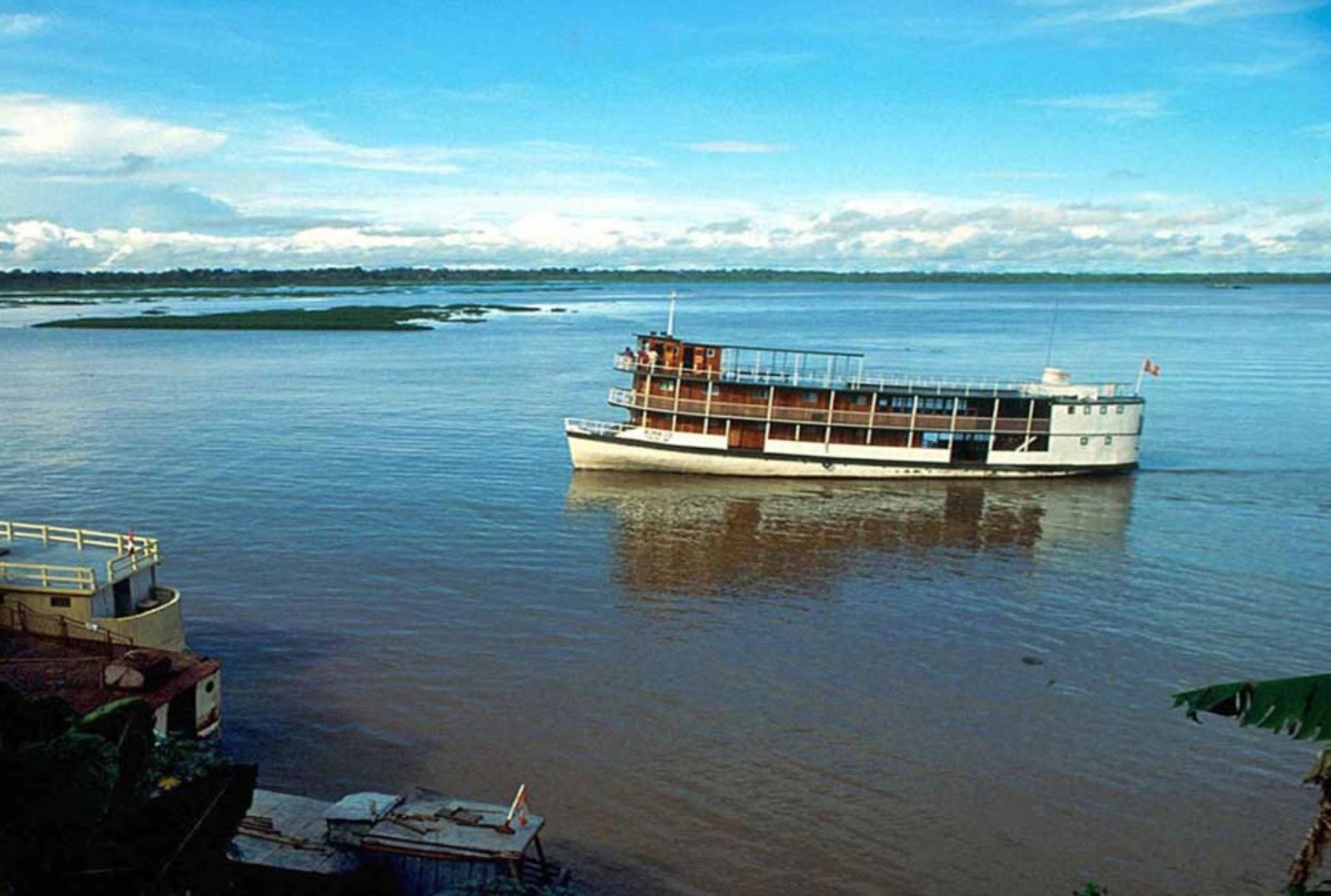 La Hidrovía Amazónica es un sistema de transporte fluvial estable y seguro que recorrerá un total de 2,687 kilómetros a lo largo de los ríos Amazonas, Huallaga, Marañón y Ucayali.