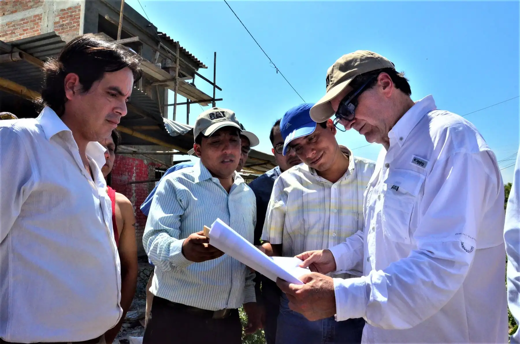 Pablo de la Flor Belaunde visitó Tambogrande y recorrió las zonas afectadas, donde se produjeron las inundaciones.