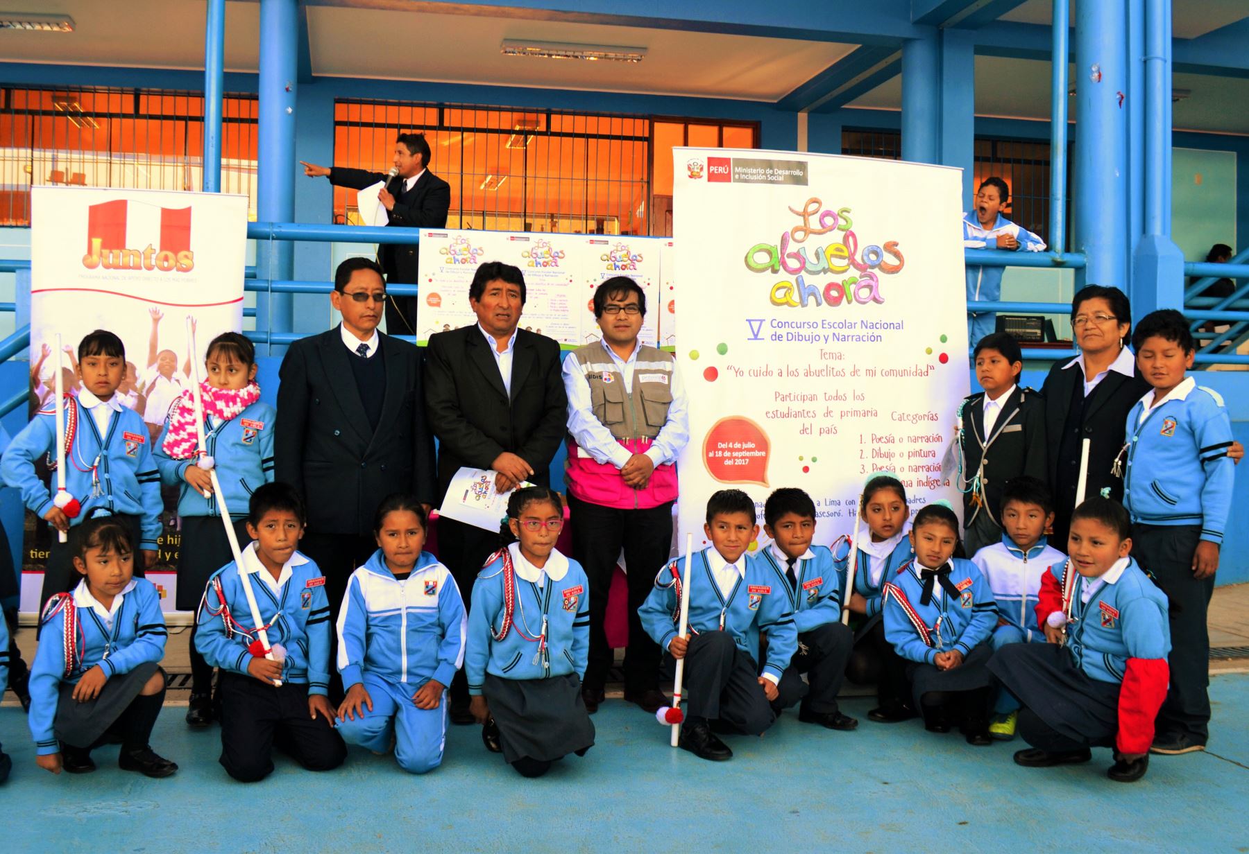 Los ganadores del concurso viajan a Lima para ser premiados, junto a uno de sus padres y el profesor que los asesoró.