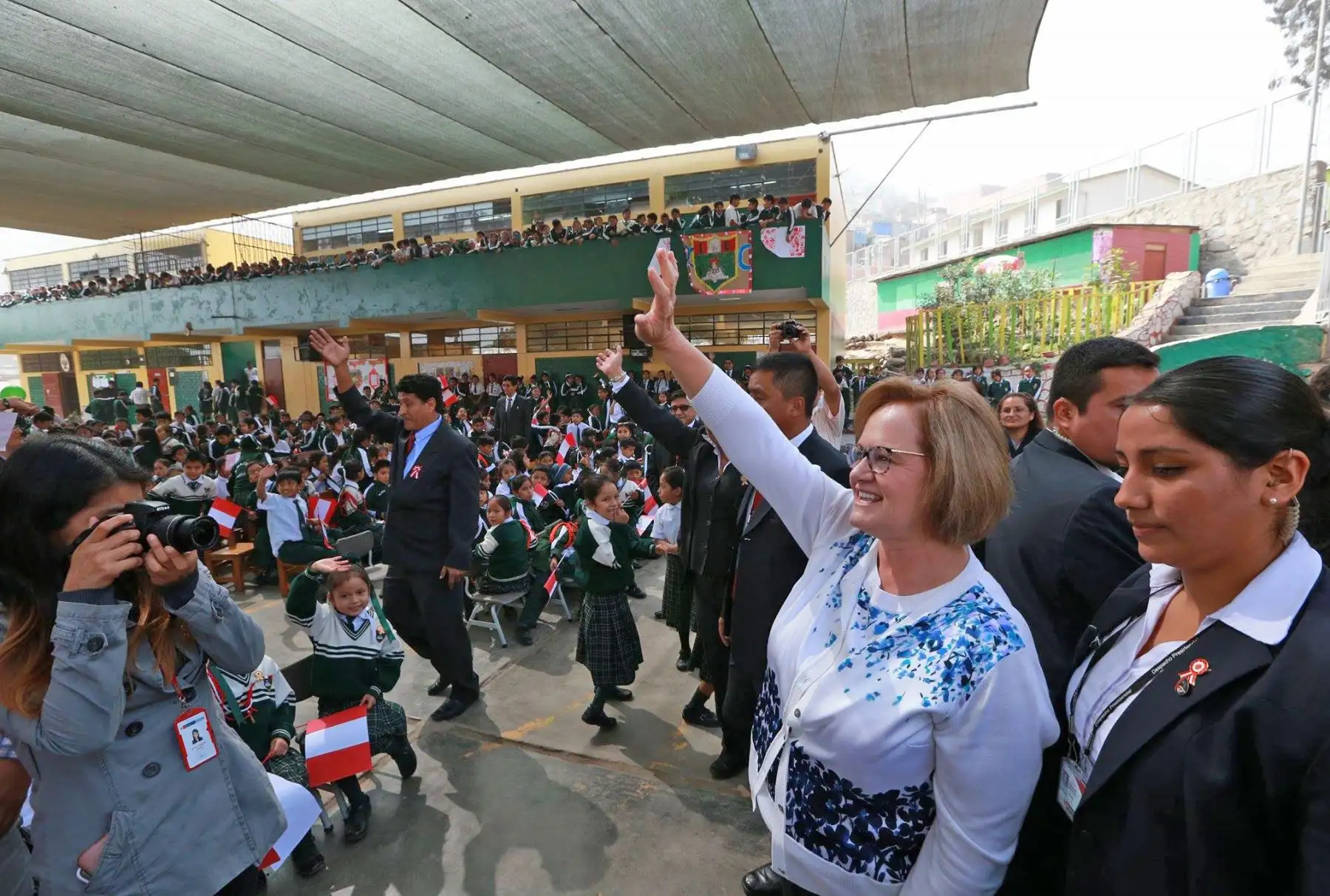 La esposa del Presidente de la República, Nancy Lange, compartió con los estudiantes del colegio 1255 de Huaycan la  presentación de la orquesta sinfónica juvenil binacional Perú Chile. Foto: ANDINA/ Dante Zegarra