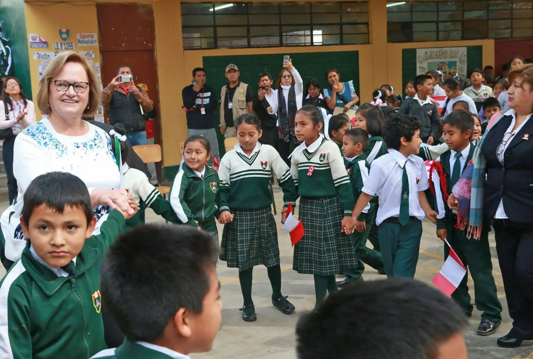 La esposa del Presidente de la República, Nancy Lange, compartió con los estudiantes del colegio 1255 de Huaycan la  presentación de la orquesta sinfónica juvenil binacional Perú Chile. Foto: ANDINA/ Dante Zegarra