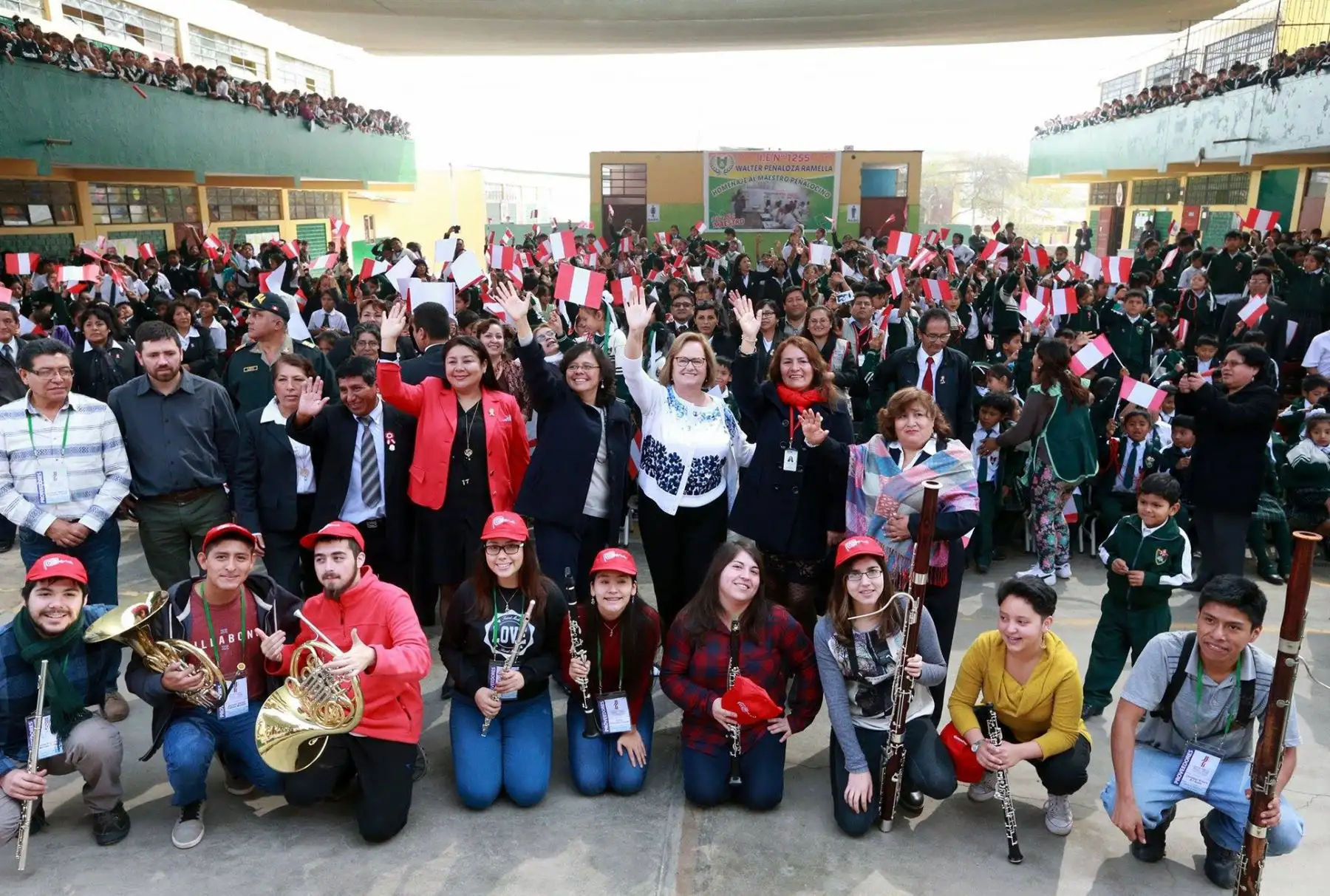 La esposa del Presidente de la República, Nancy Lange, compartió con los estudiantes del colegio 1255 de Huaycan la  presentación de la orquesta sinfónica juvenil binacional Perú Chile. Foto: ANDINA/ Dante Zegarra