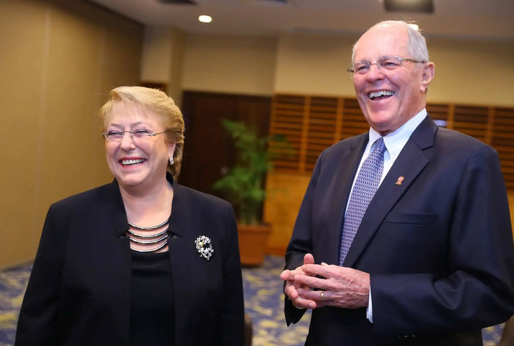 El jefe del Estado peruano, Pedro Pablo Kuczynski, se reúne con la presidenta de Chile, Michelle Bachelet. Foto:ANDINA/ Prensa Presidencia