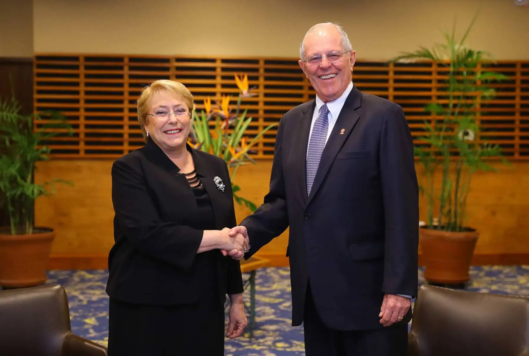 El jefe del Estado peruano, Pedro Pablo Kuczynski, se reúne con la presidenta de Chile, Michelle Bachelet. Foto:ANDINA/ Prensa Presidencia