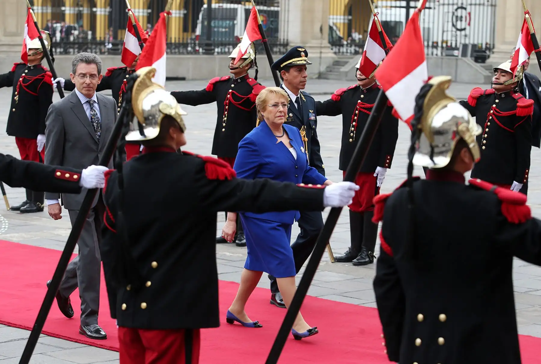 LIMA PERÚ, JULIO 07. Presidenta de Chile, Michelle Bachelet es recibida por el Presidente Pedro Pablo Kuczynski a su llegada a Palacio de Gobierno para la Reunión Binacional. Foto: ANDINA/Melina Mejía